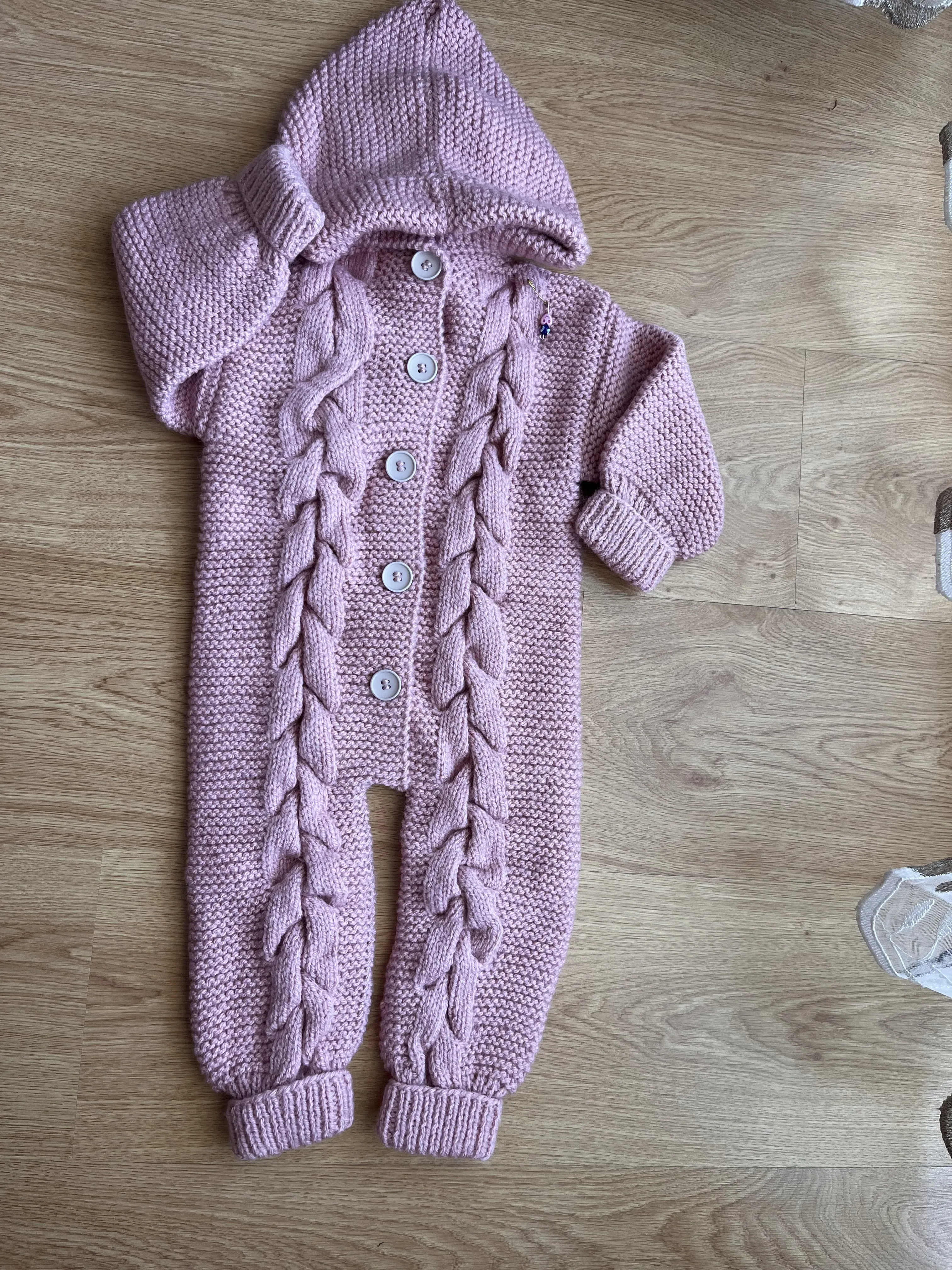 El Örgüsü Kapüşonlu Bebek Tulum