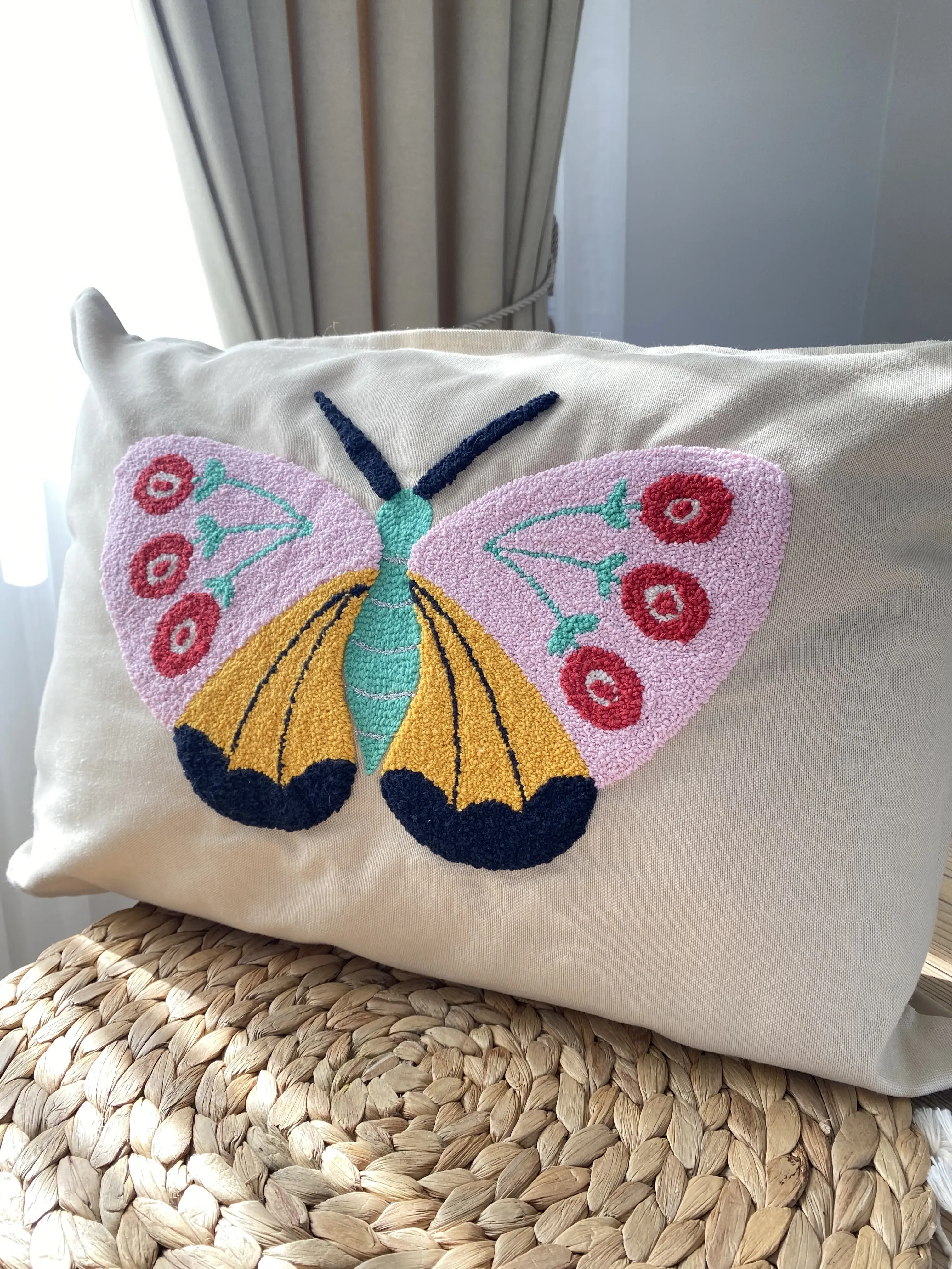 El Yapımı Punch Nakışlı Kelebek Desenli Dekoratif Kırlent Kılıfı 45x45 cm