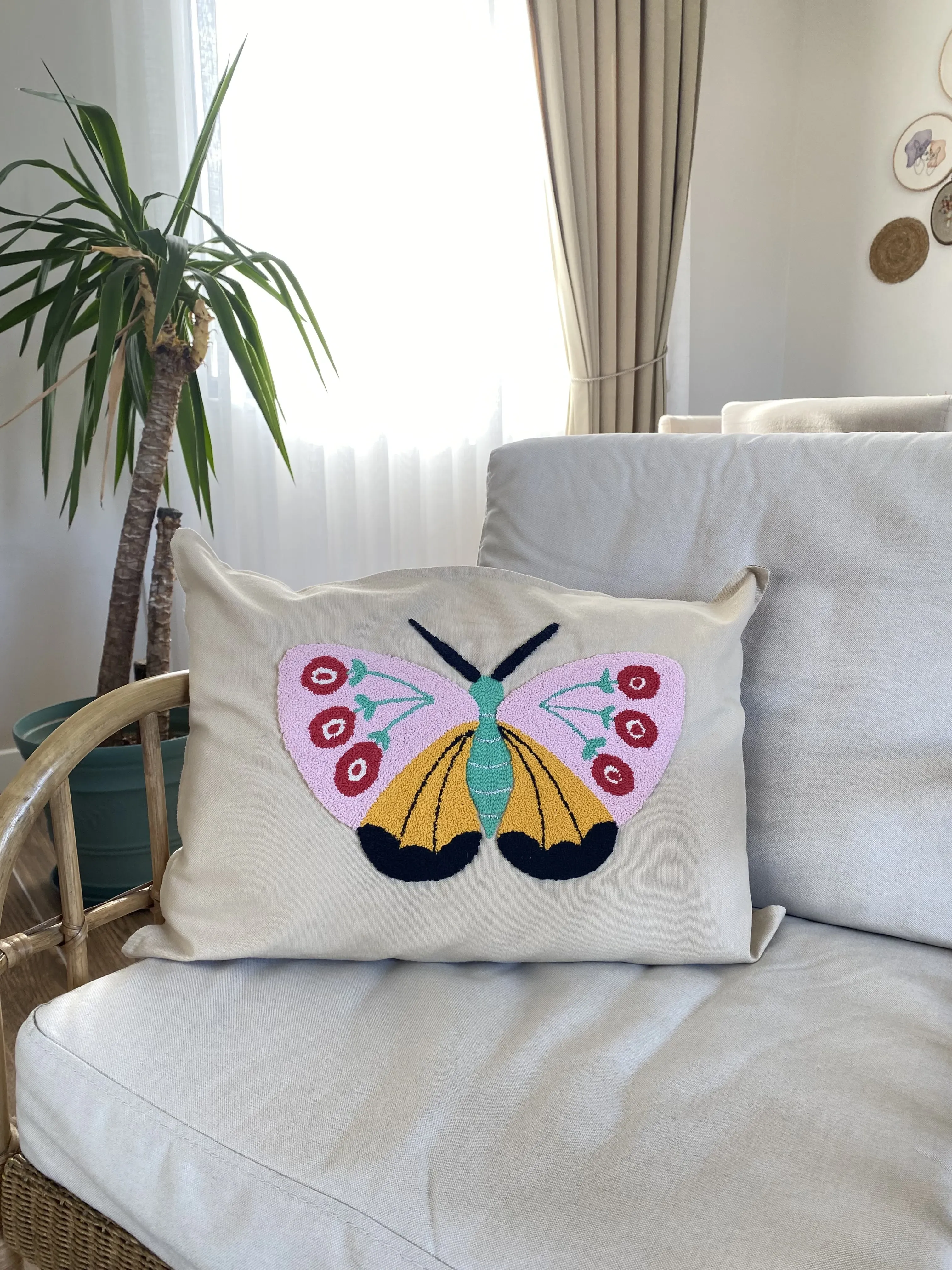 El Yapımı Punch Nakışlı Kelebek Desenli Dekoratif Kırlent Kılıfı 45x45 cm