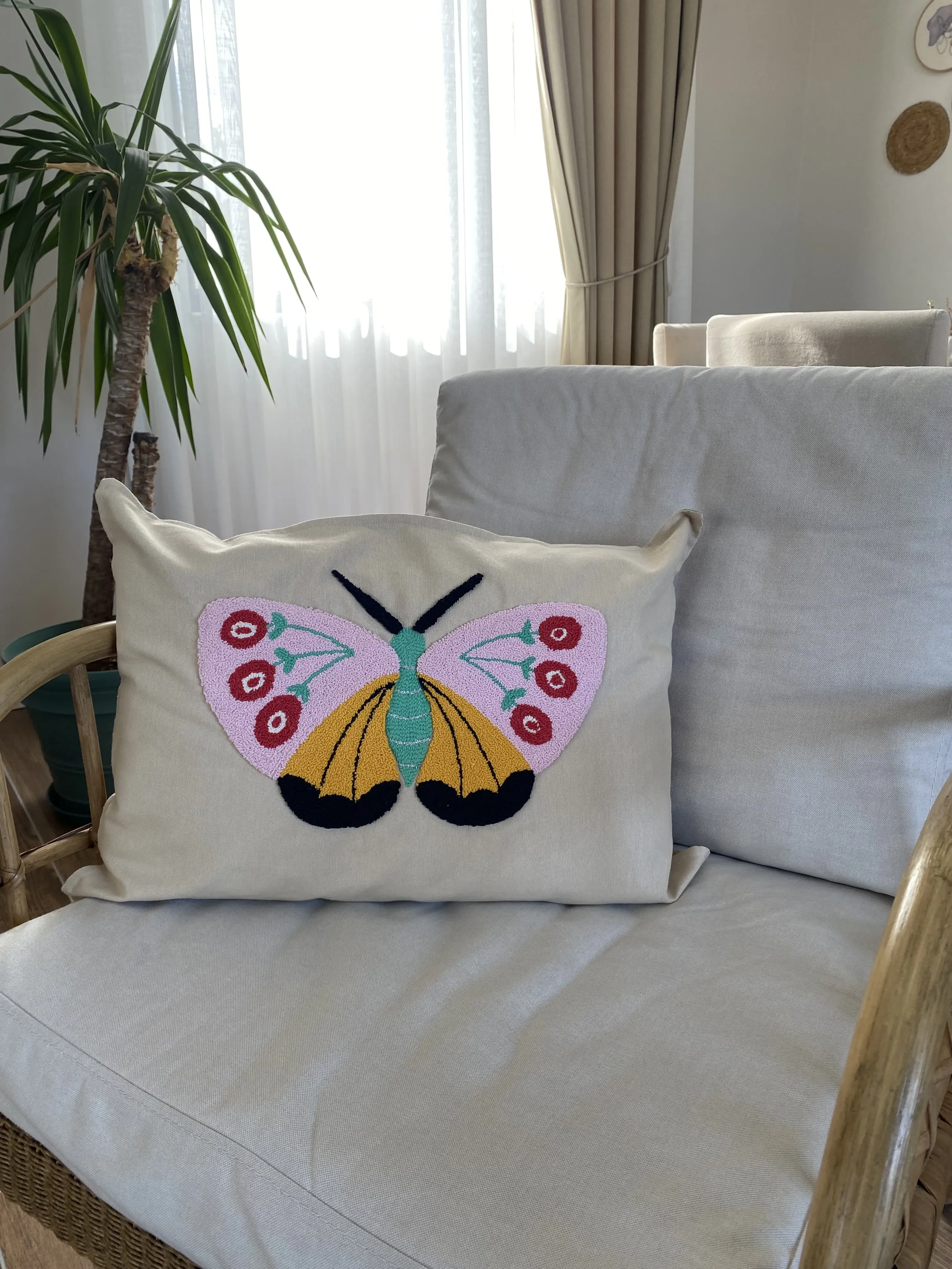 El Yapımı Punch Nakışlı Kelebek Desenli Dekoratif Kırlent Kılıfı 45x45 cm