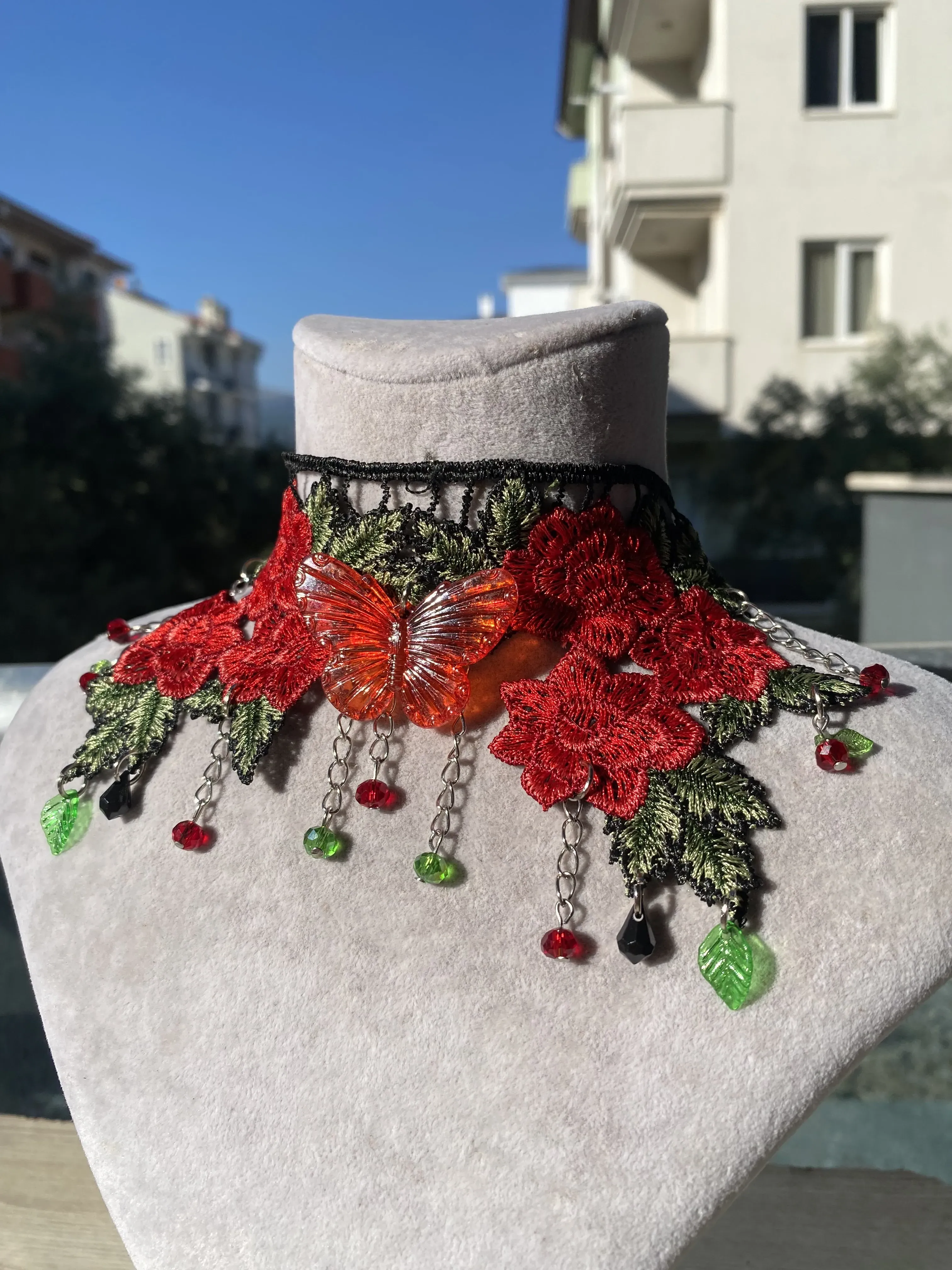 Kırmızı Dantel Çiçekli Kelebek Detaylı Gotik Choker Kolye