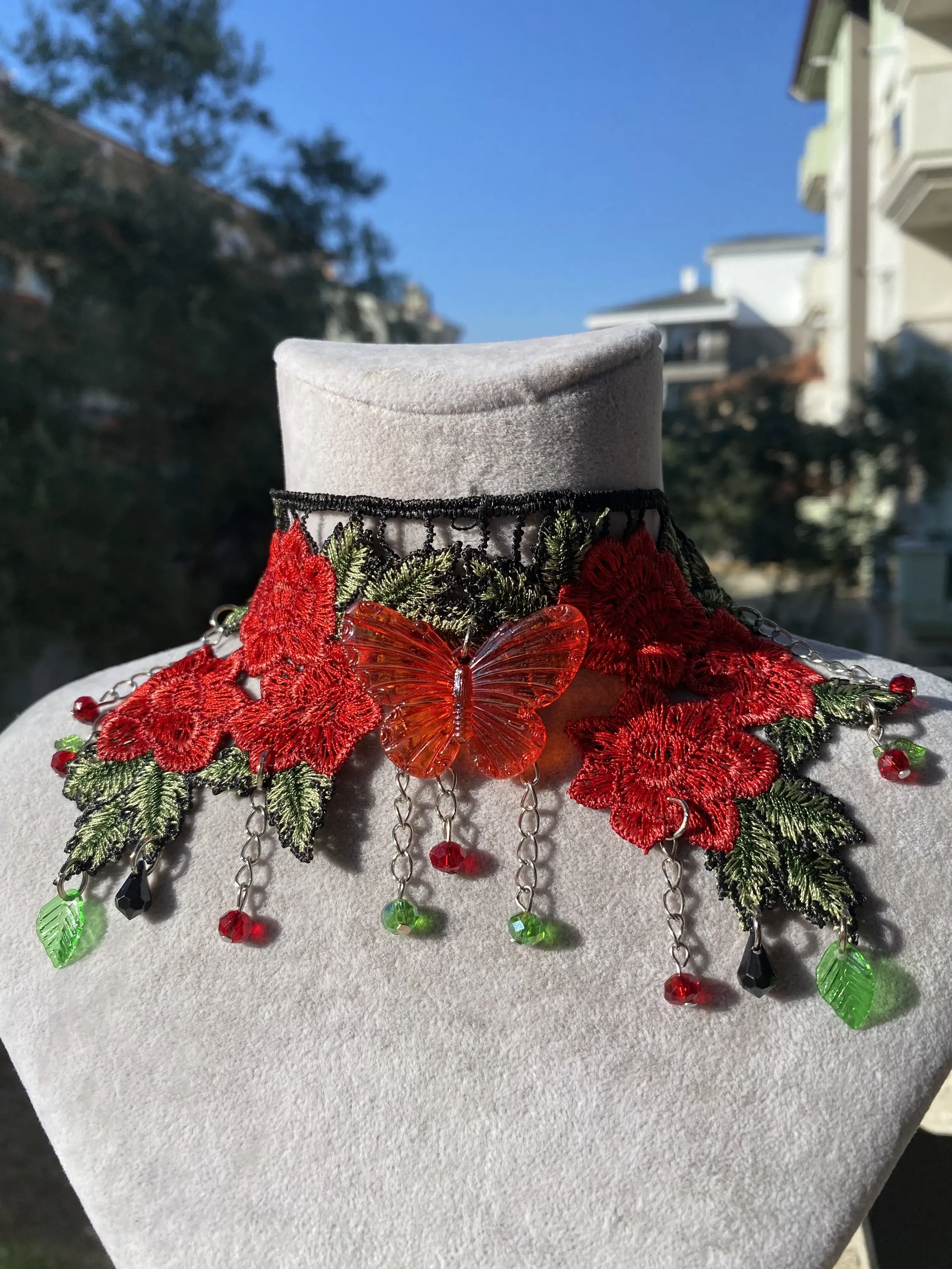 Kırmızı Dantel Çiçekli Kelebek Detaylı Gotik Choker Kolye