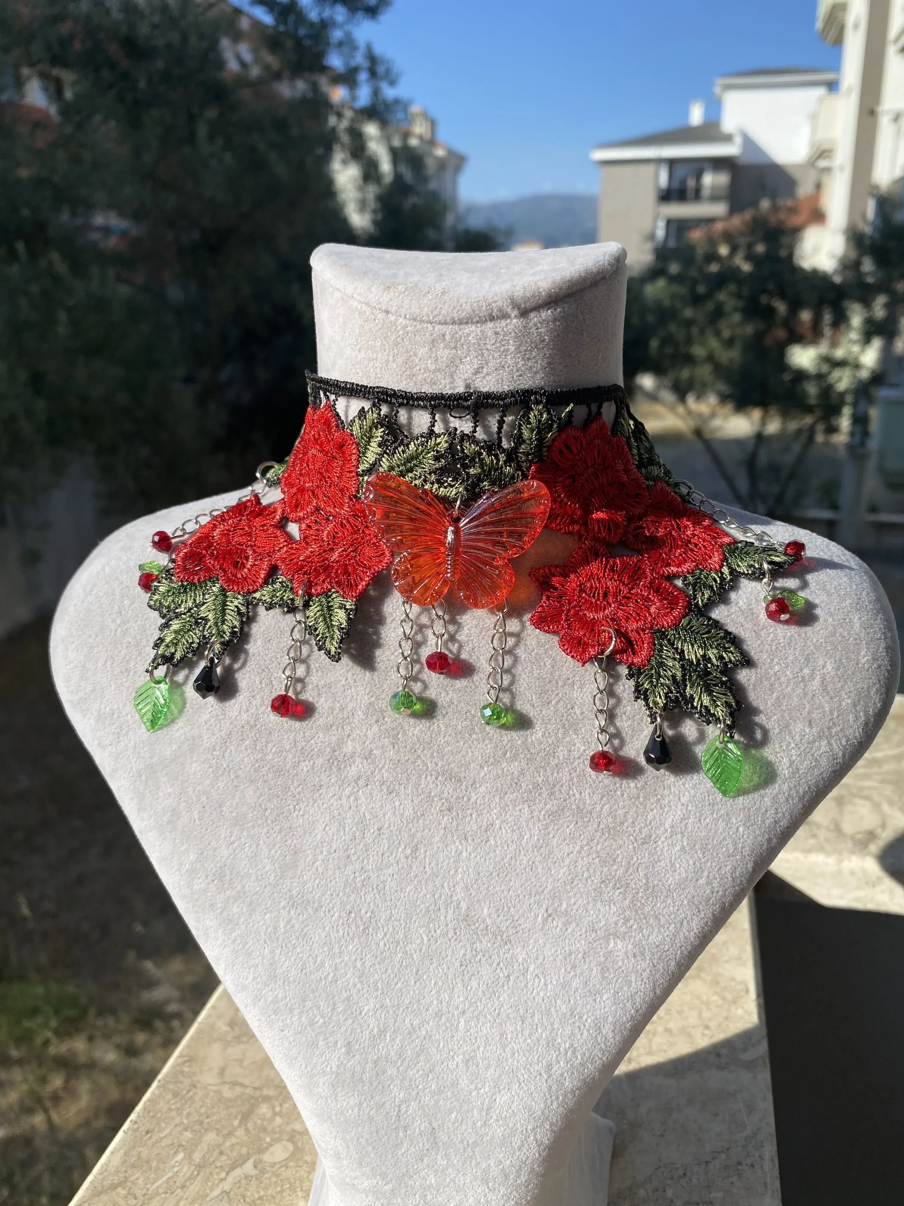 Kırmızı Dantel Çiçekli Kelebek Detaylı Gotik Choker Kolye