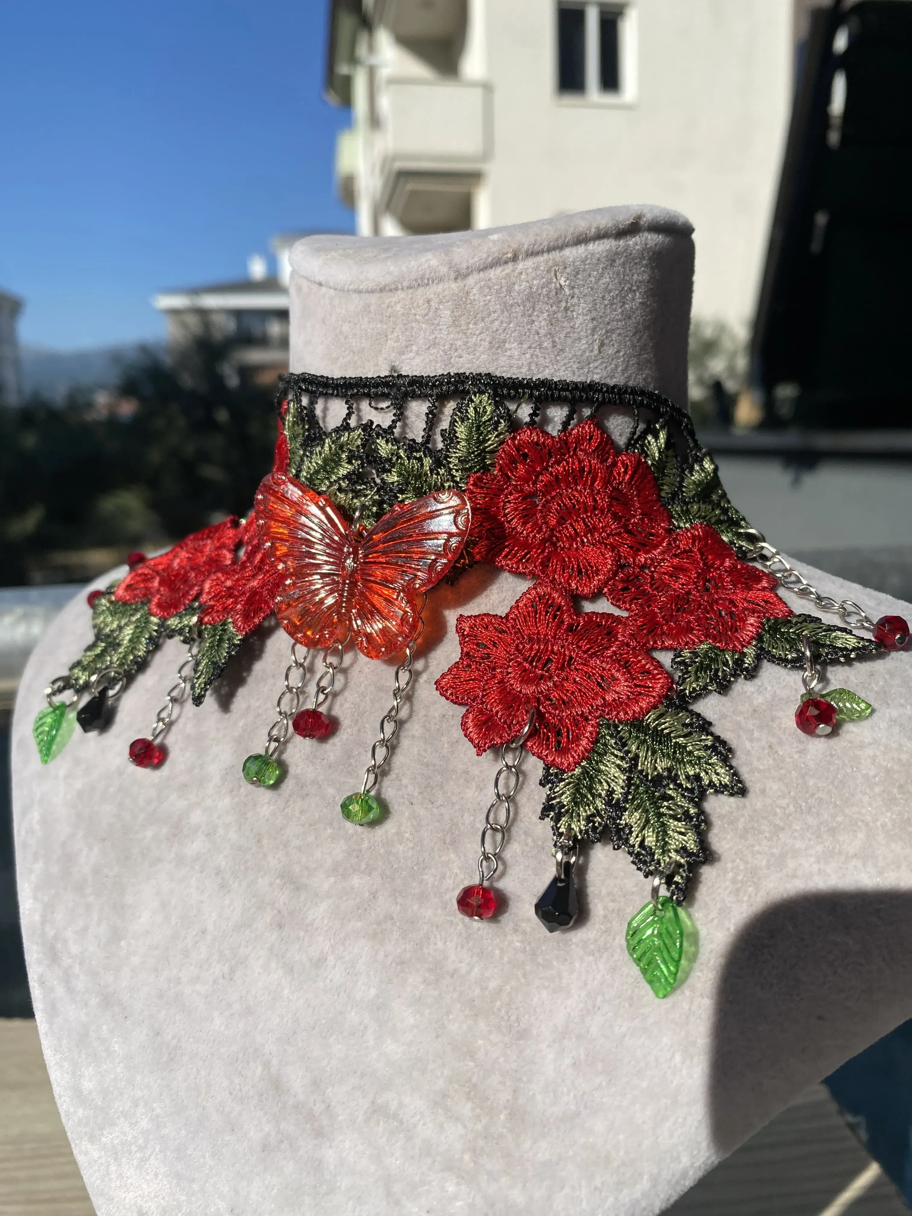 Kırmızı Dantel Çiçekli Kelebek Detaylı Gotik Choker Kolye