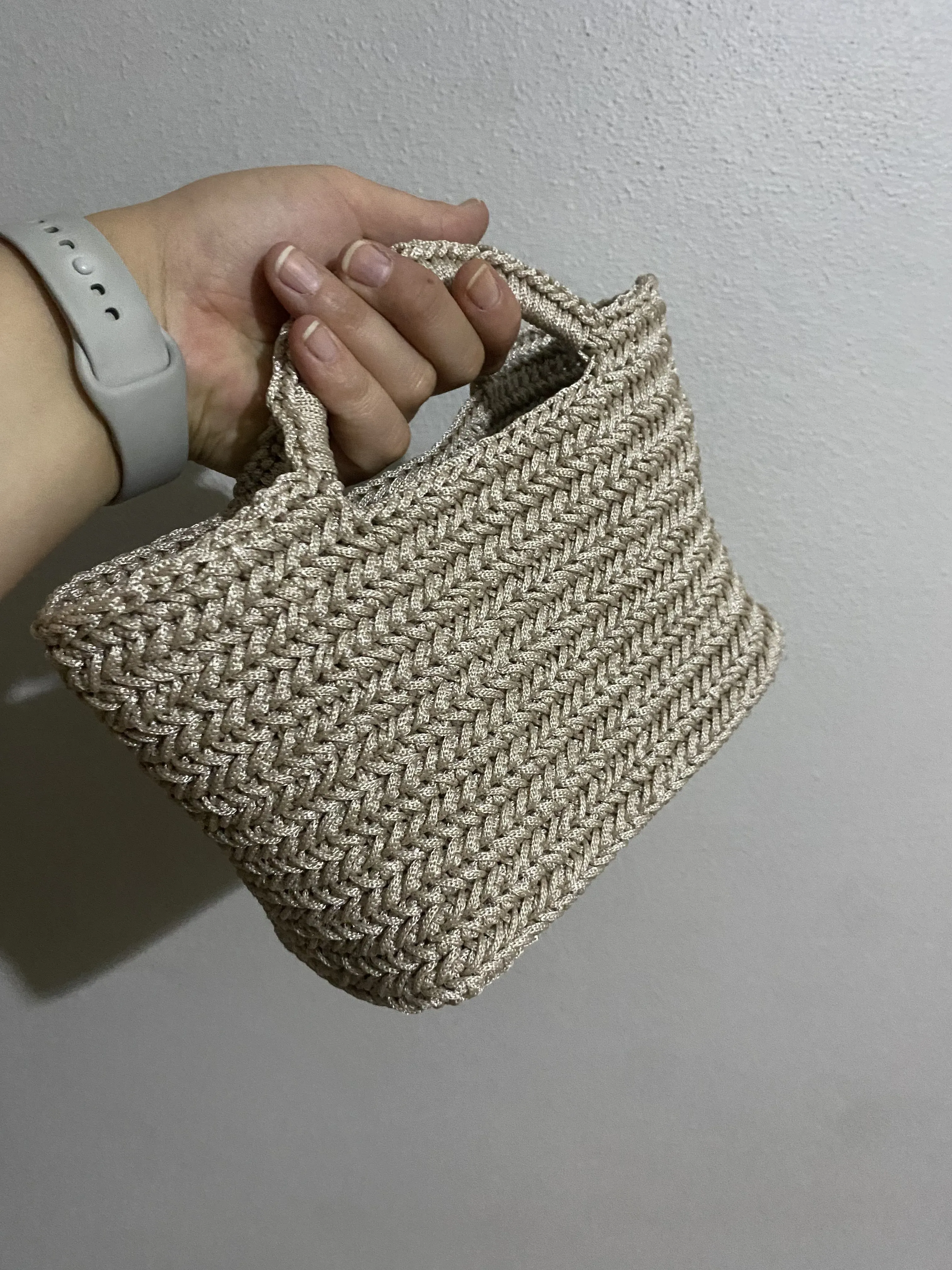 Bej Renkli Makrome İpten Örme Omuz Çantası - El Örgüsü
Output: Beige Color Macrame Yarn Knitted Shoulder Bag - Hand Knitted