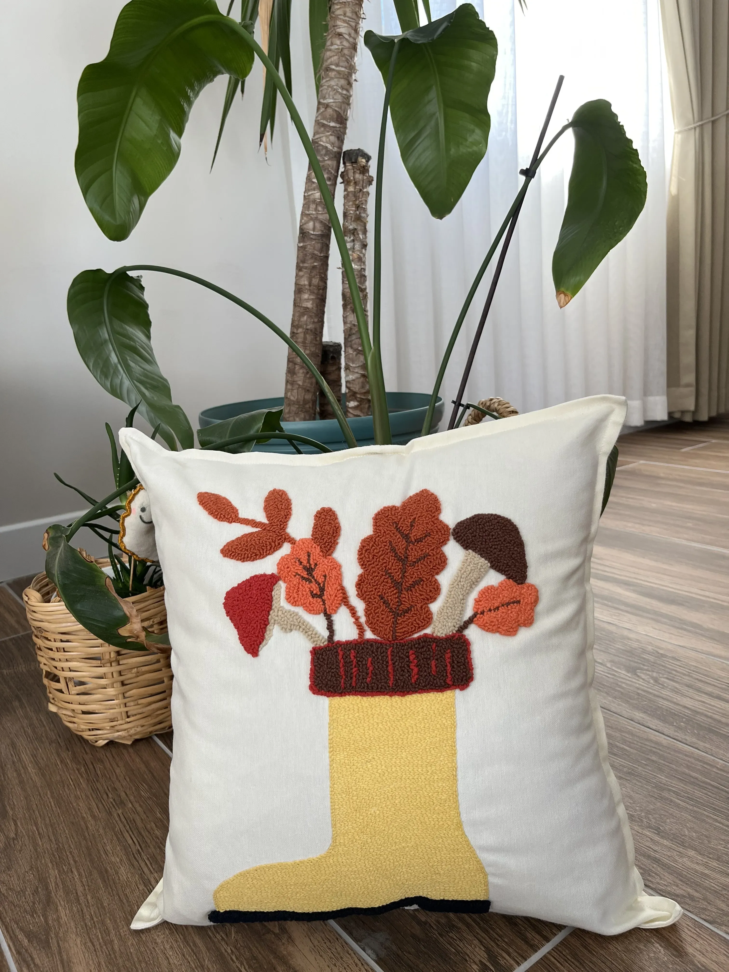 Sarı Çizme Desenli Punch Nakışı Kırlent Kılıfı - Sonbahar Esintisi