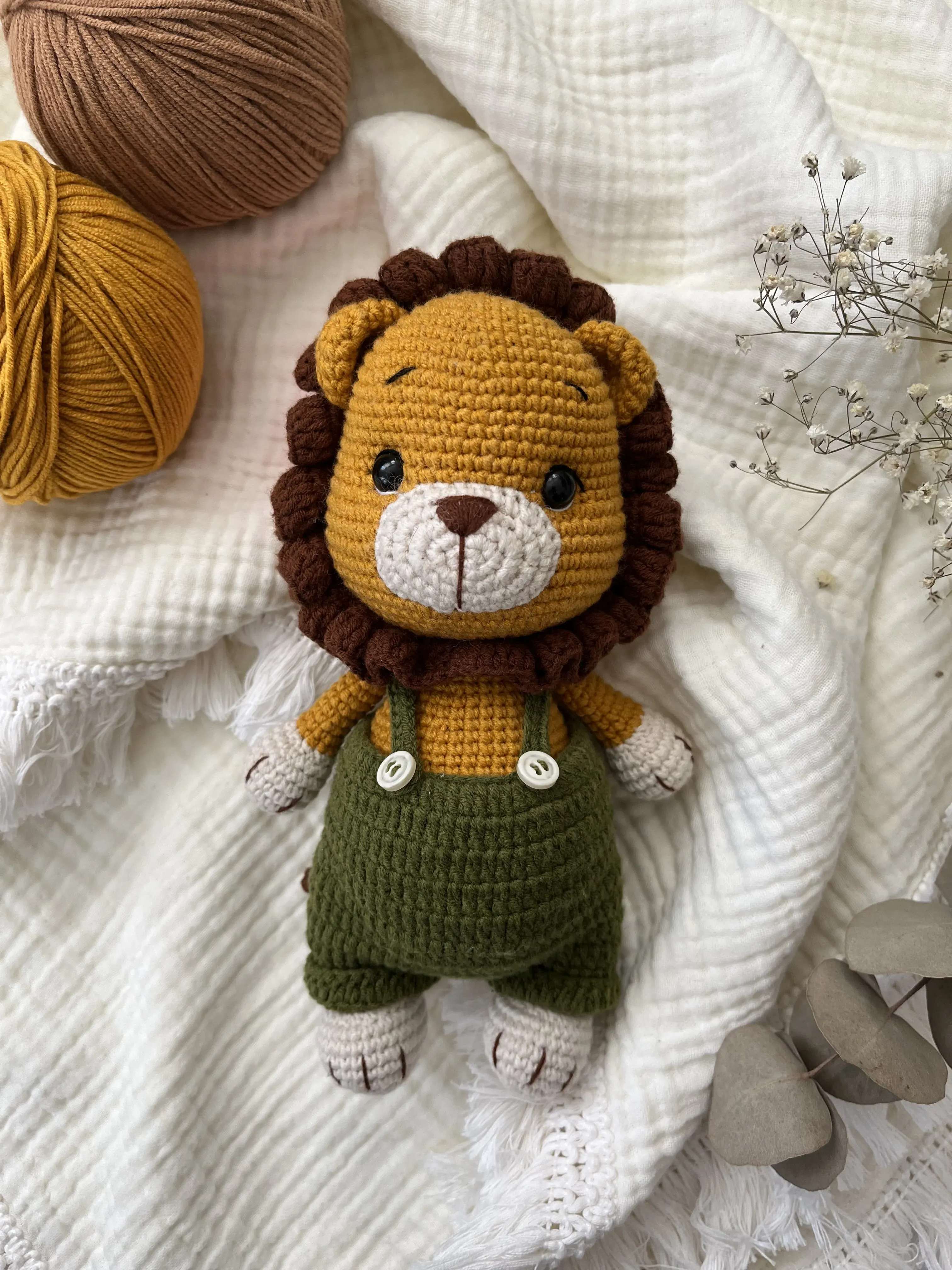 Örme Aslan Bebek Oyuncak - Yeşil Tulumlu Sevimli Aslancık