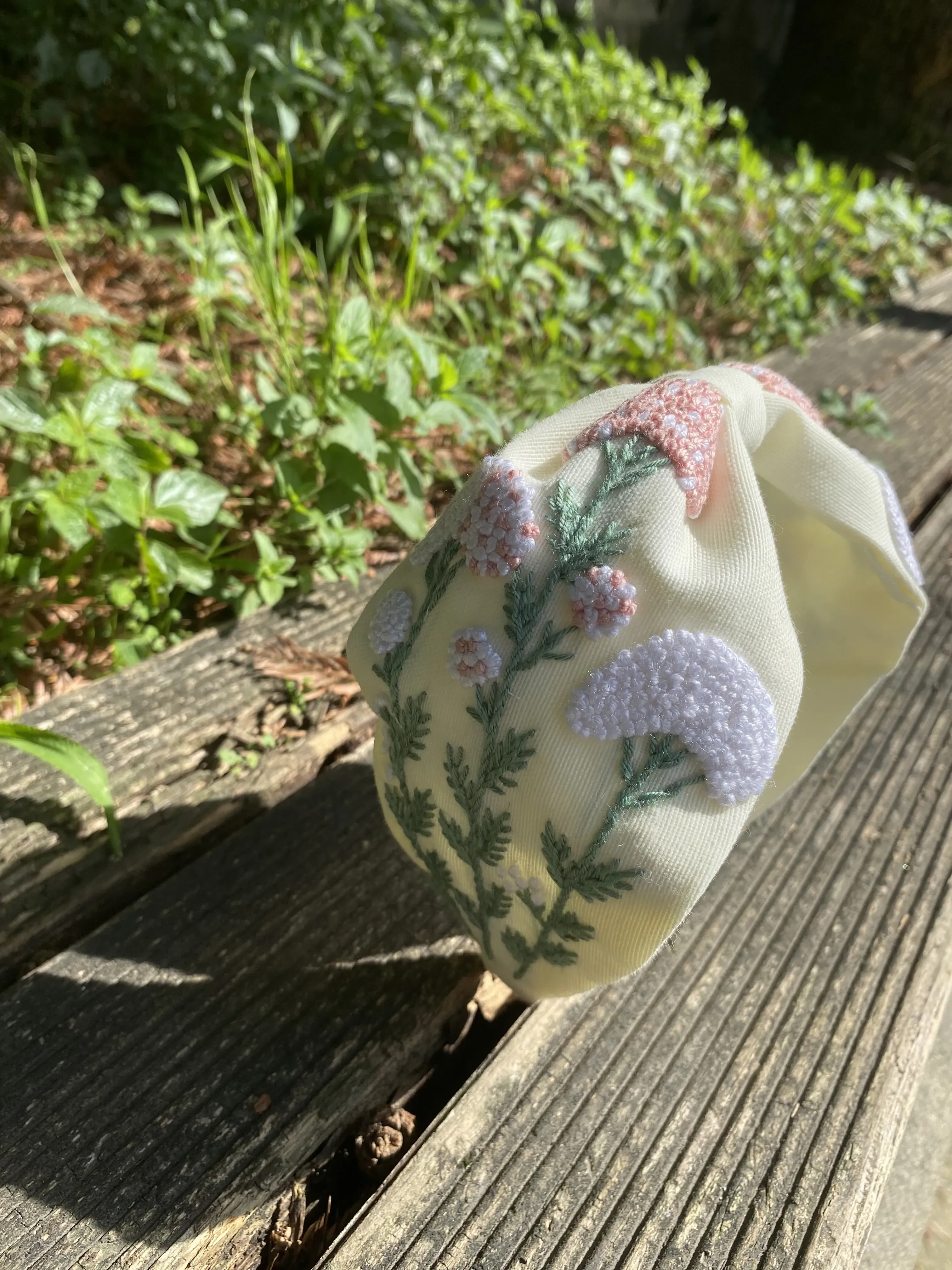 Bej Kumaş Üzerine Bahar Çiçekleri El Nakışı İşlemeli Saç Tacı