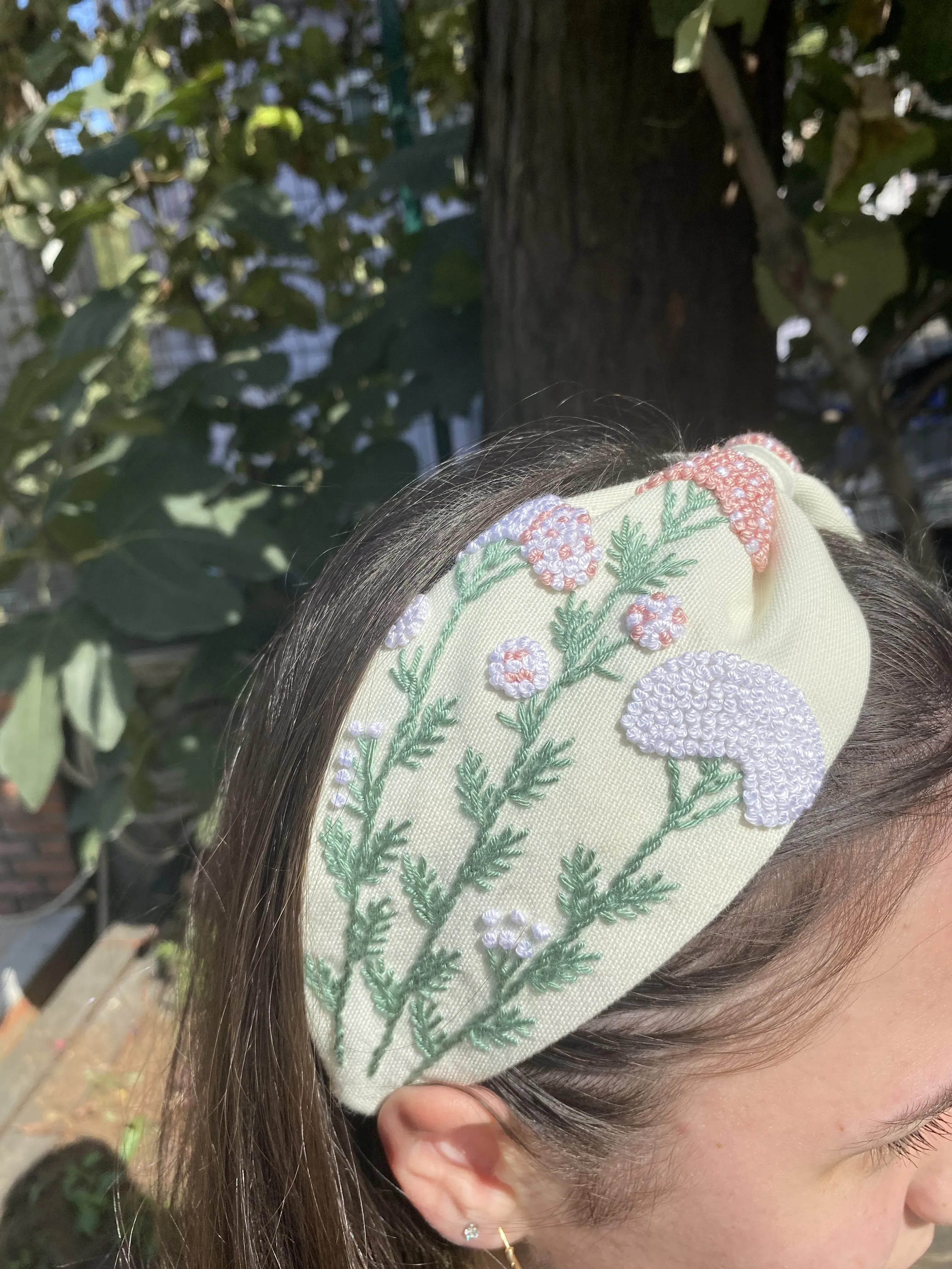 Bej Kumaş Üzerine Bahar Çiçekleri El Nakışı İşlemeli Saç Tacı