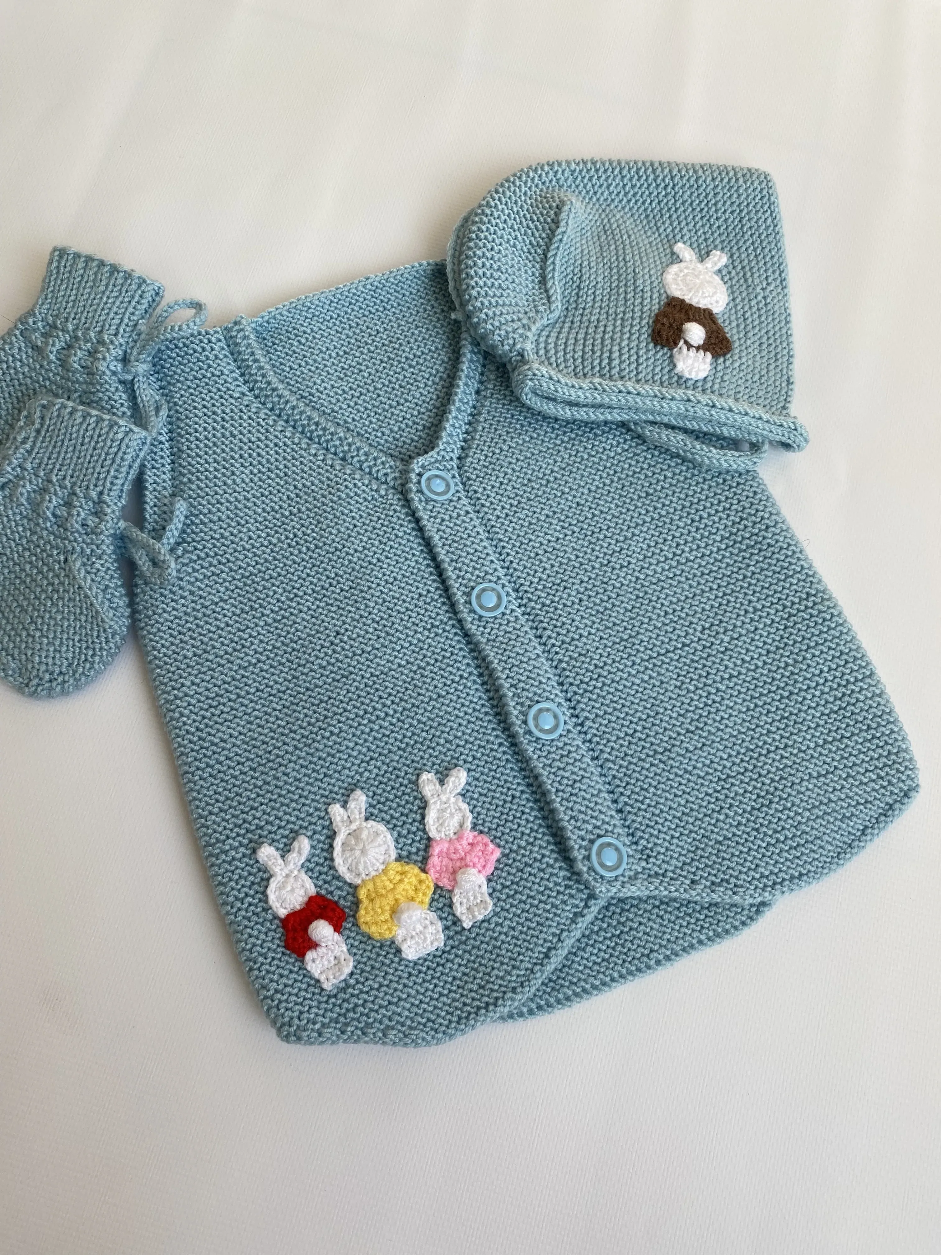Mavi Örgü Bebek Hırka, Bere ve Eldiven Seti - Tavşan Desenli El Emeği