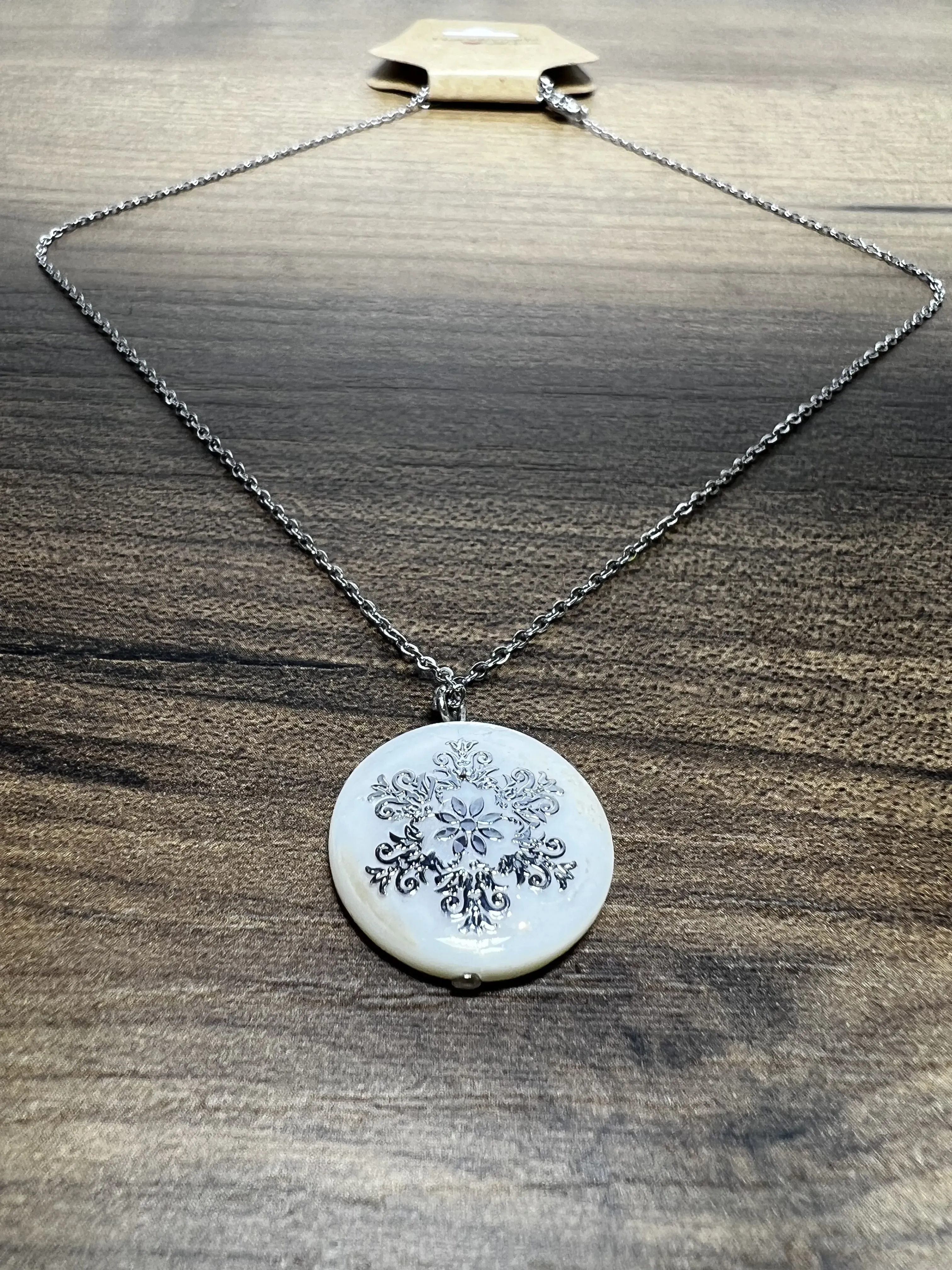 Sedef Taşı Gümüş Kakmalı El Yapımı Kolye – Zarif ve Şifalı Takı Tasarımı