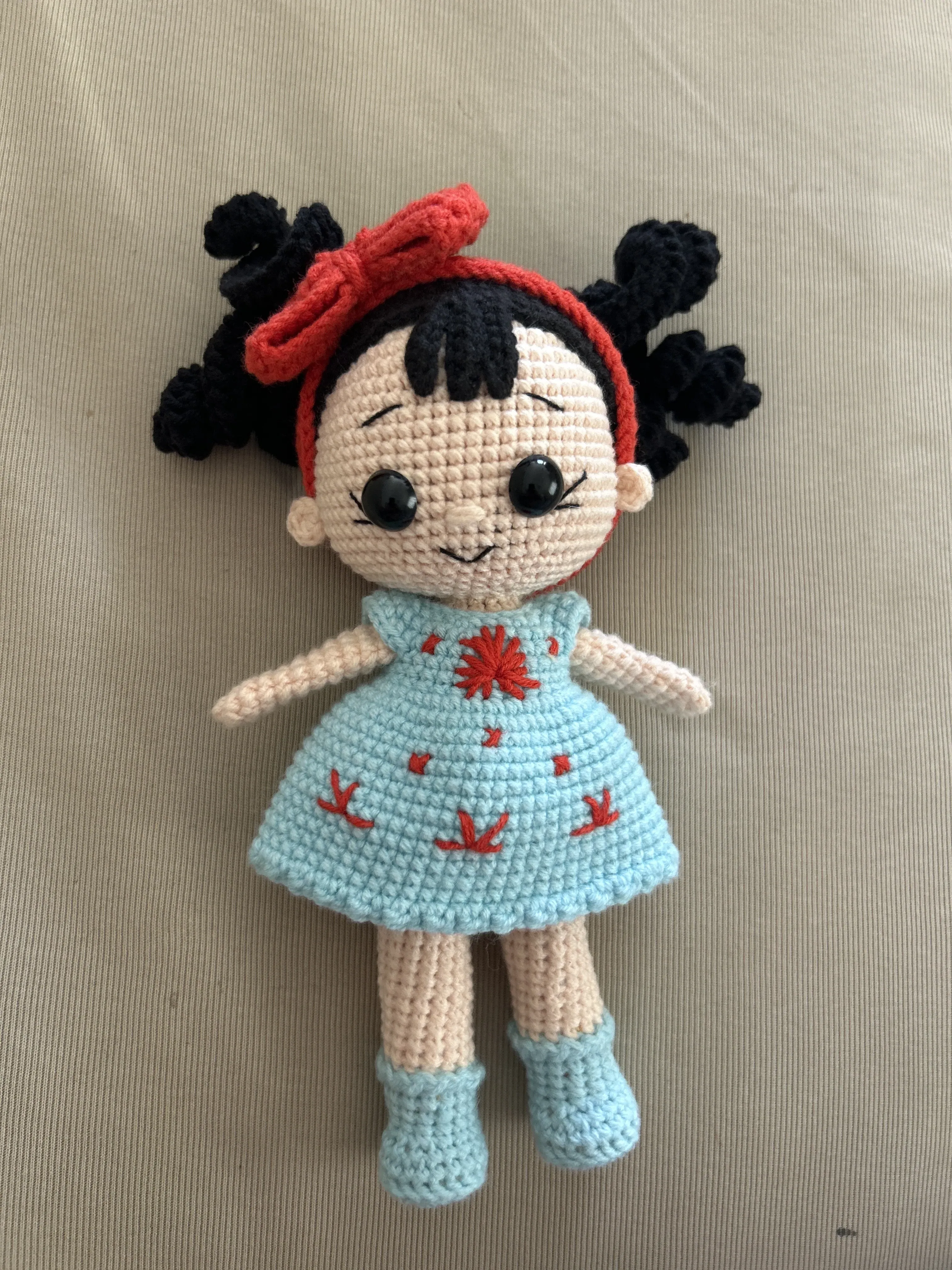Örgü Bebek Oyuncak - Mavi Elbiseli, Kırmızı Kurdeleli, 20 cm