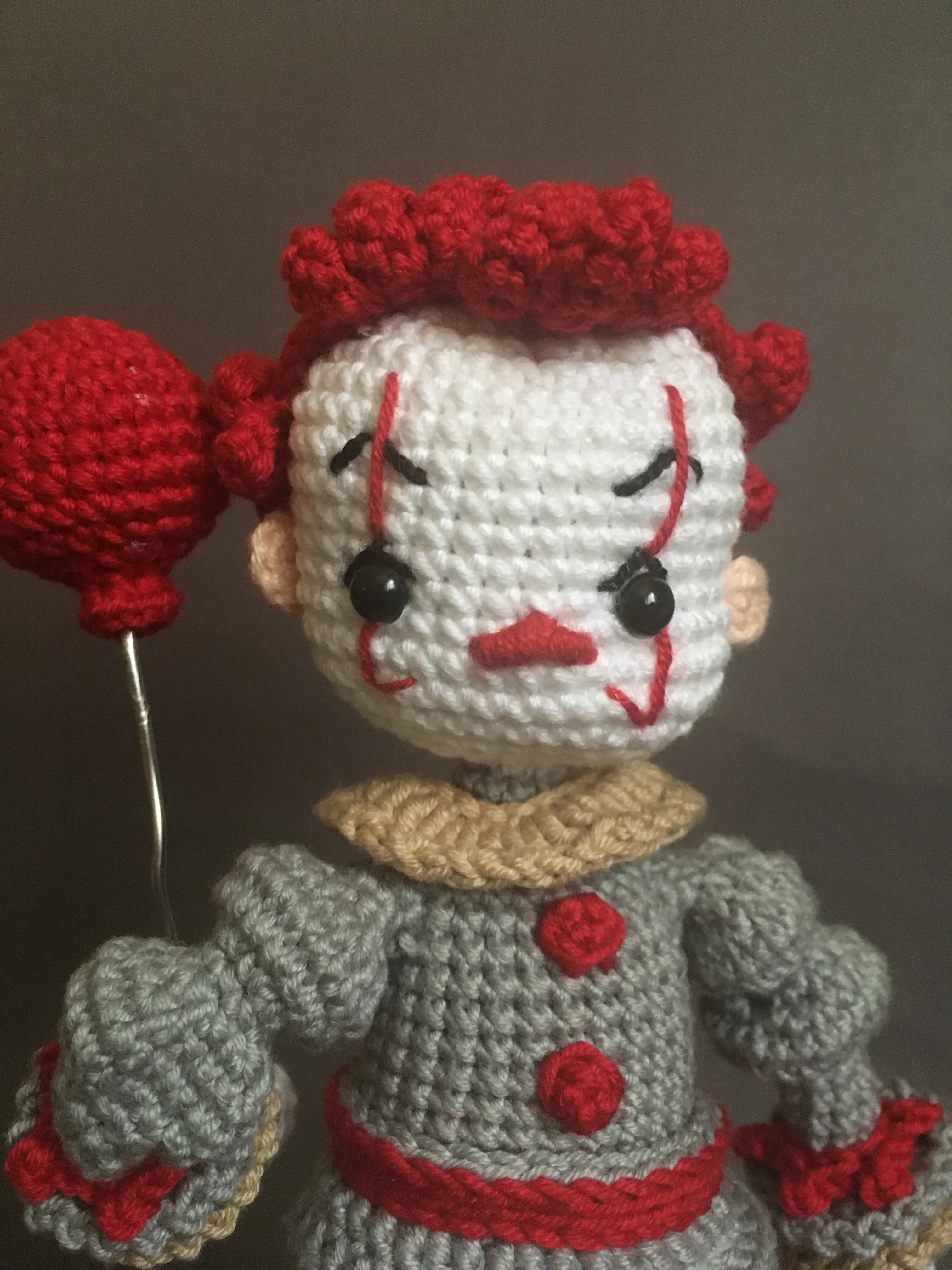 Örgü Pennywise Amigurumi Figür - Pamuk İplikten El Yapımı Oyuncak