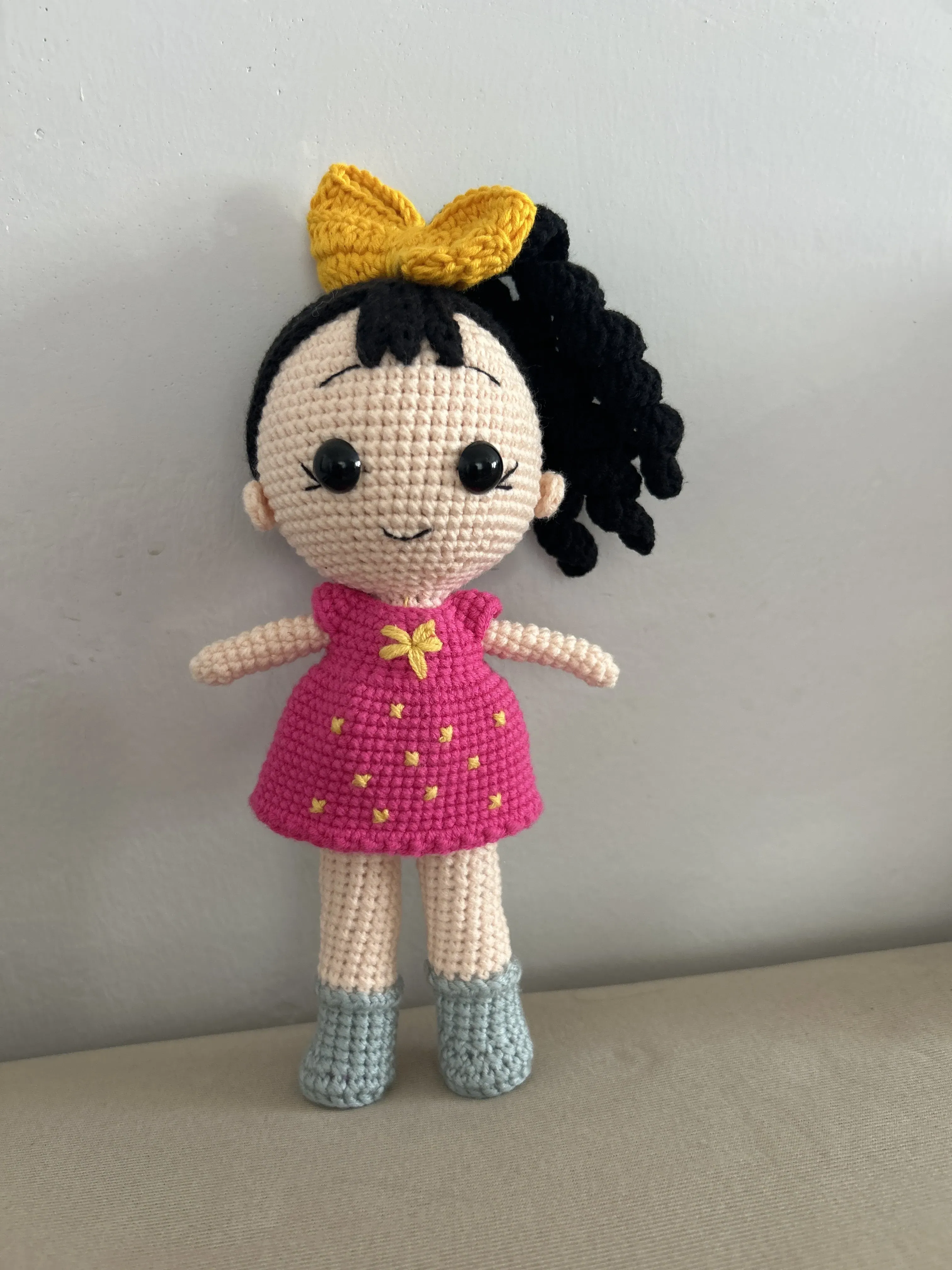 Örme Fuşya Elbiseli Kız Bebek Amigurumi Oyuncak - 20 cm