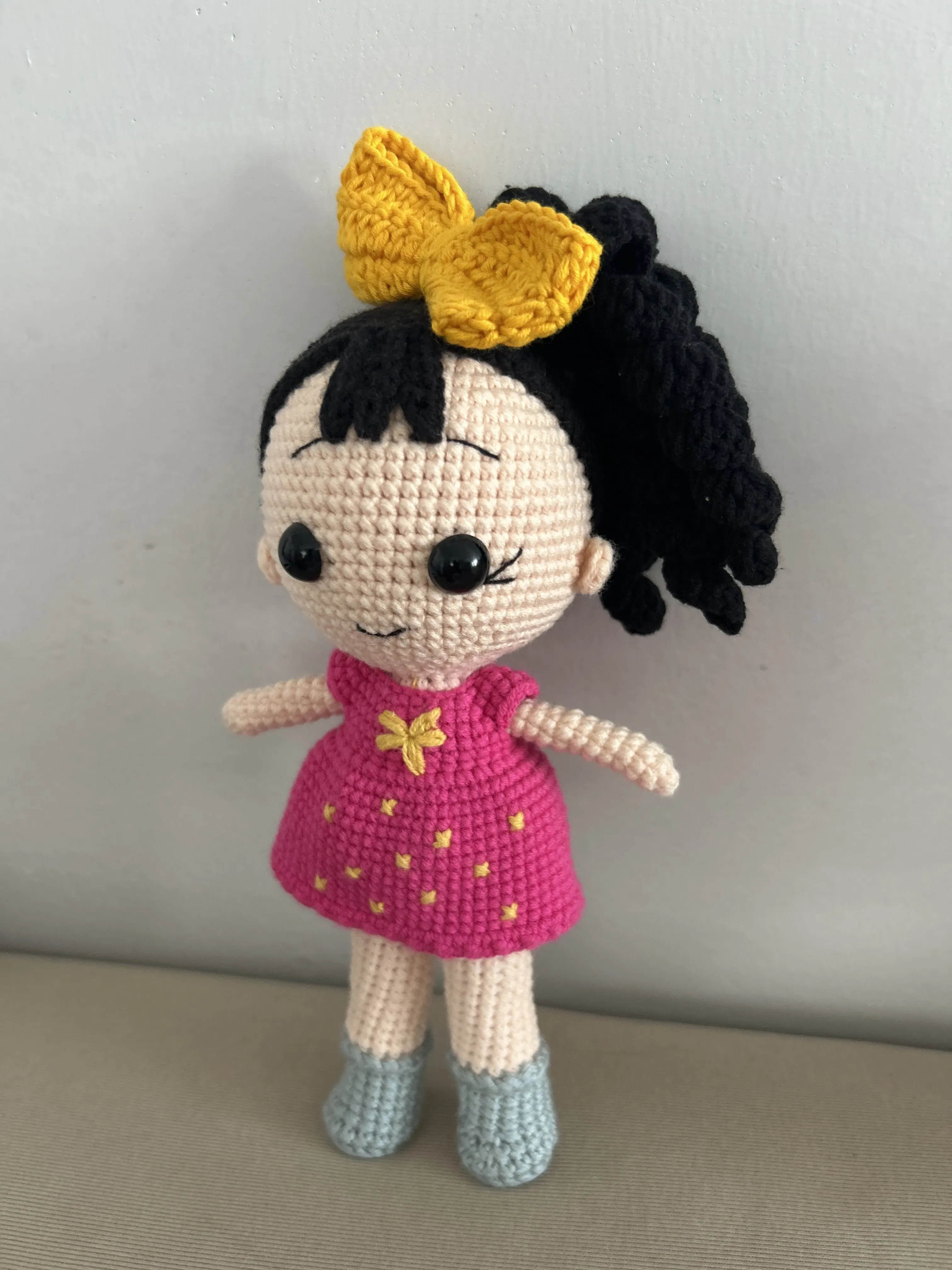 Örme Fuşya Elbiseli Kız Bebek Amigurumi Oyuncak - 20 cm