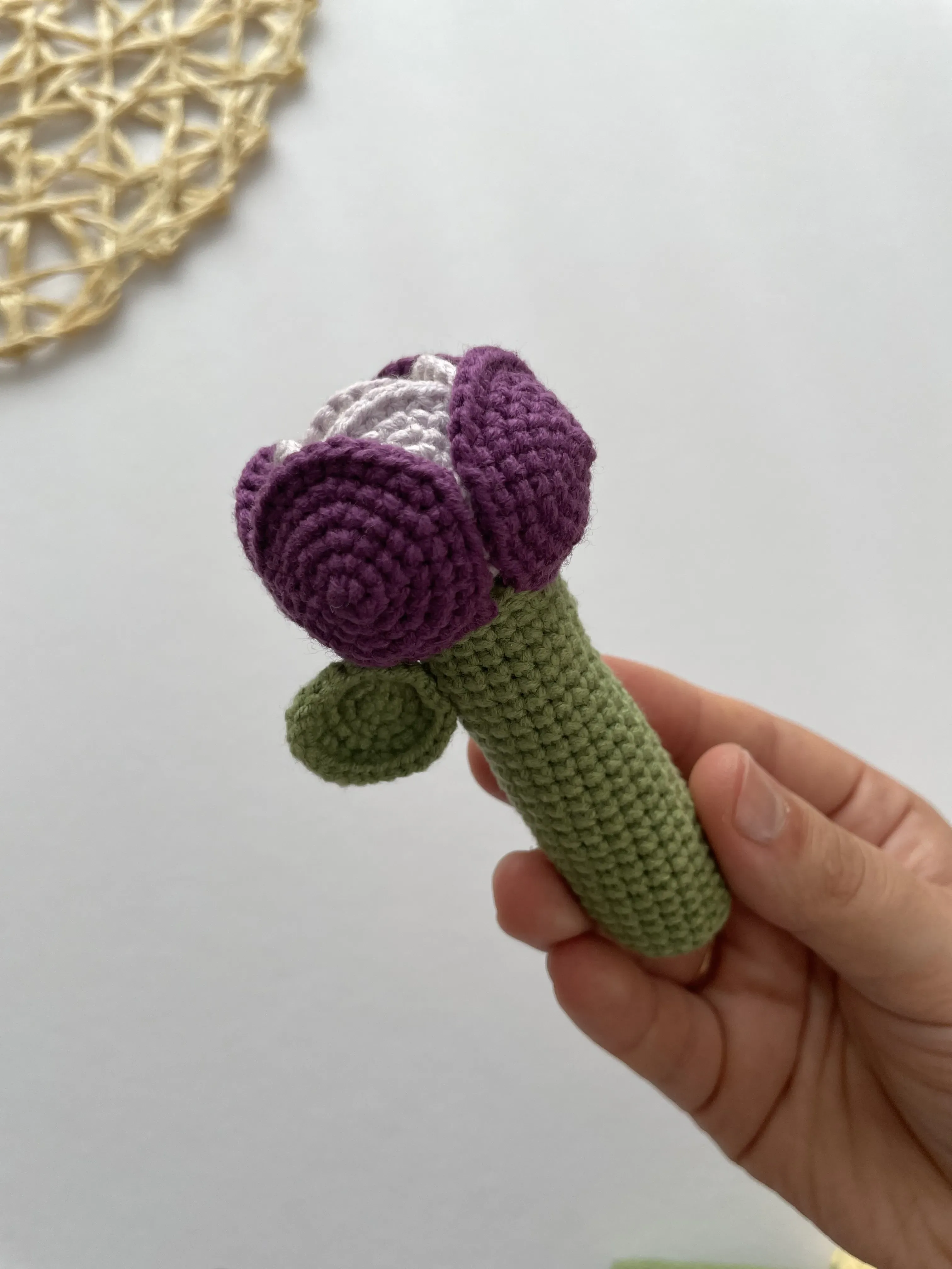 Mor ve Beyaz Lale Bebek Çıngırak - El Örgüsü Oyuncak (15 cm)