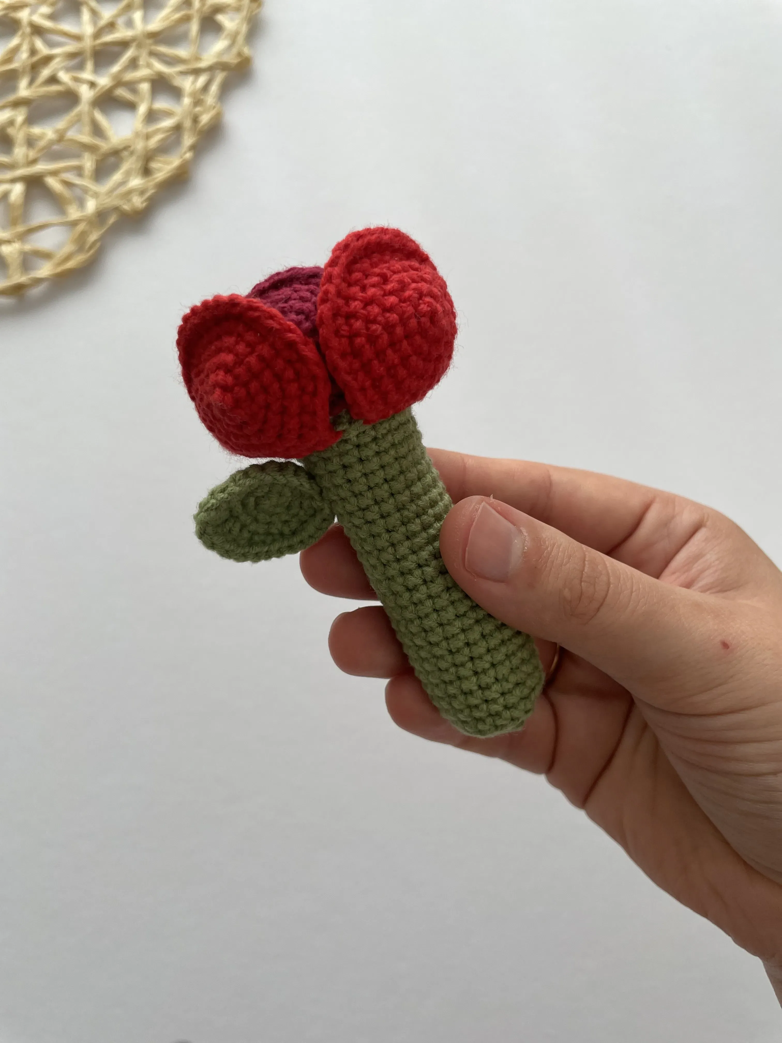 Kırmızı Lale Tasarımlı Örgü Bebek Çıngırak - El Emeği Oyuncak