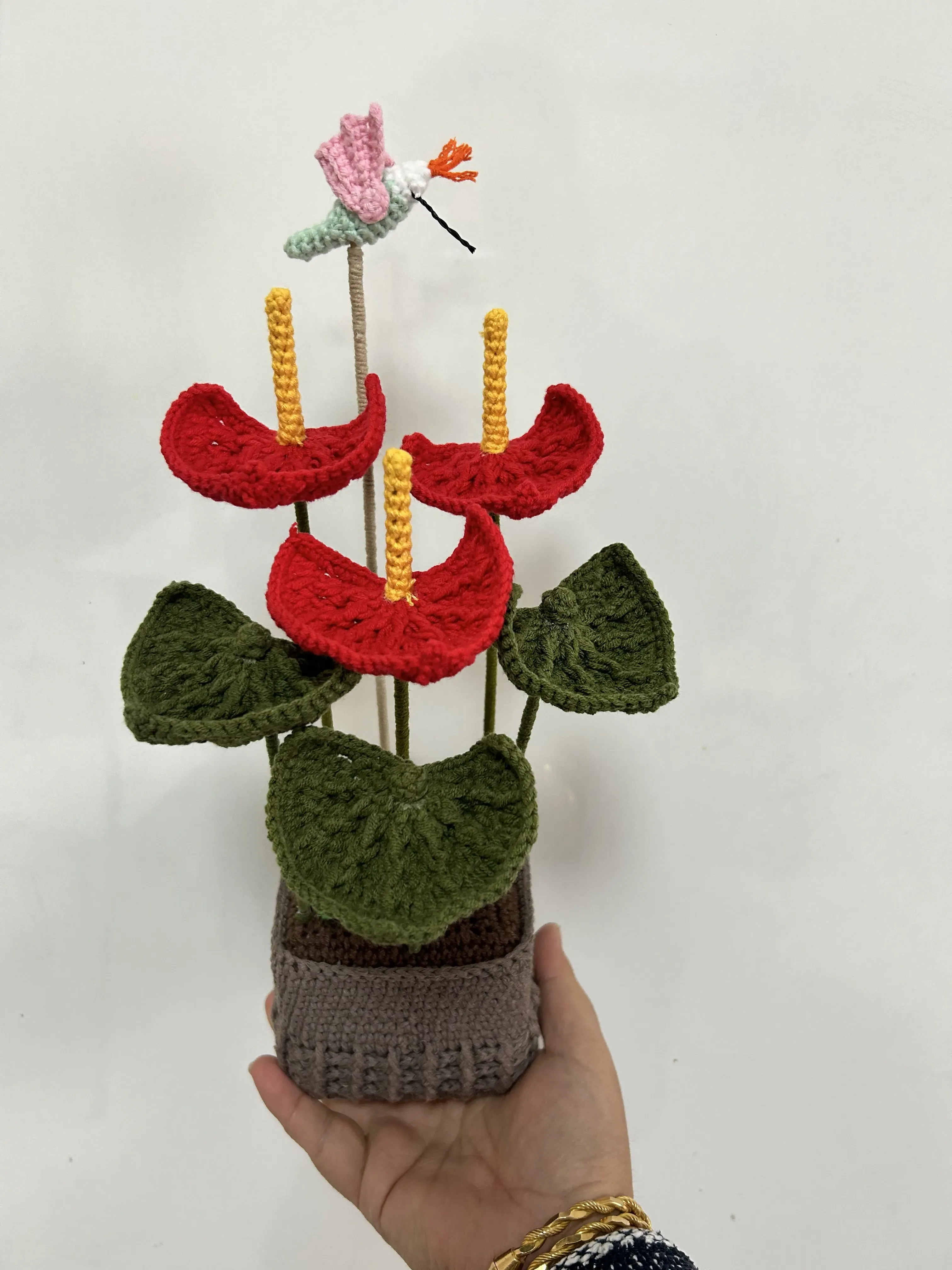 Kırmızı Örgü Antoryum Çiçeği ve Kuş Figürlü Dekoratif Saksı