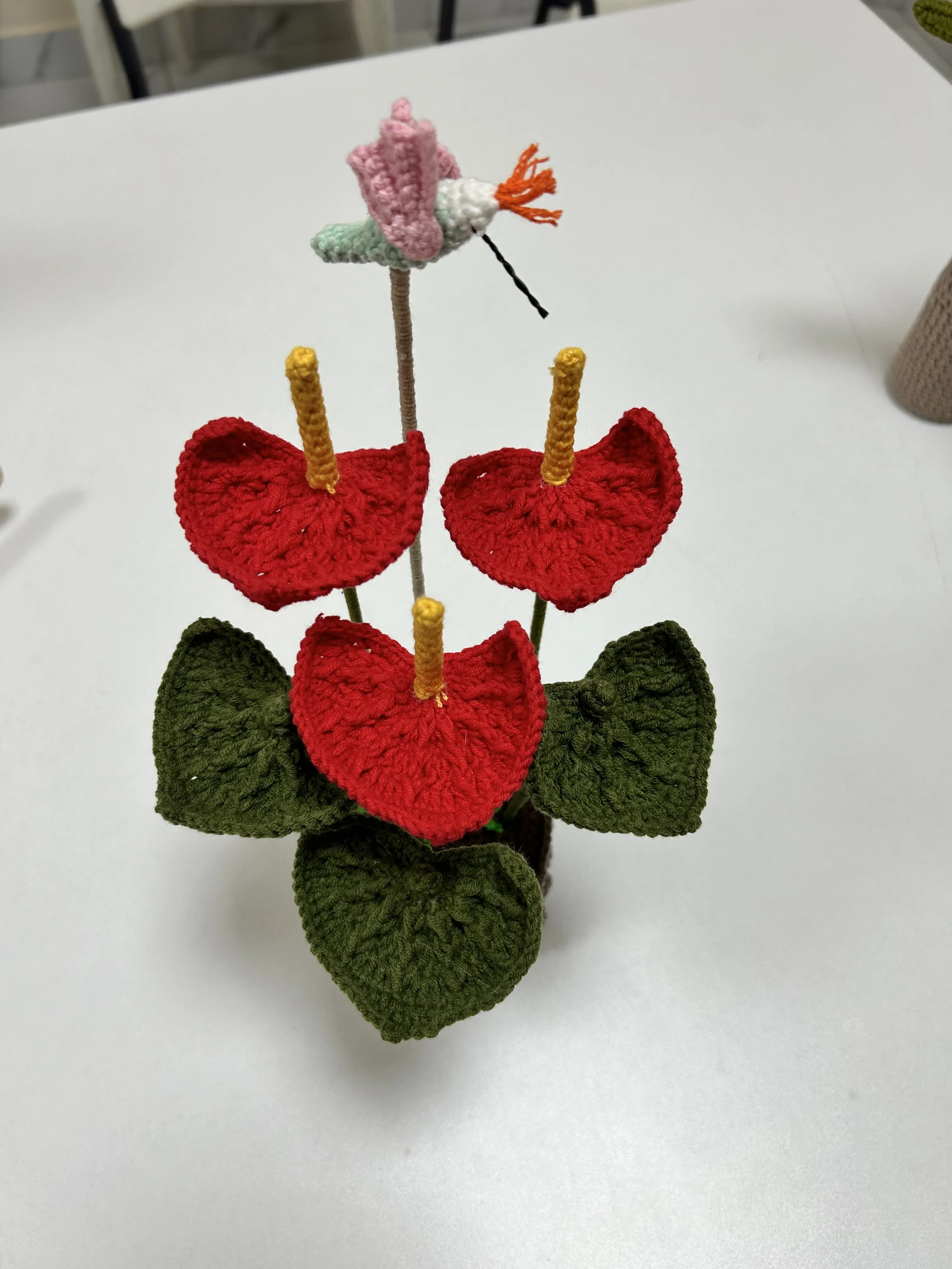 Kırmızı Örgü Antoryum Çiçeği ve Kuş Figürlü Dekoratif Saksı