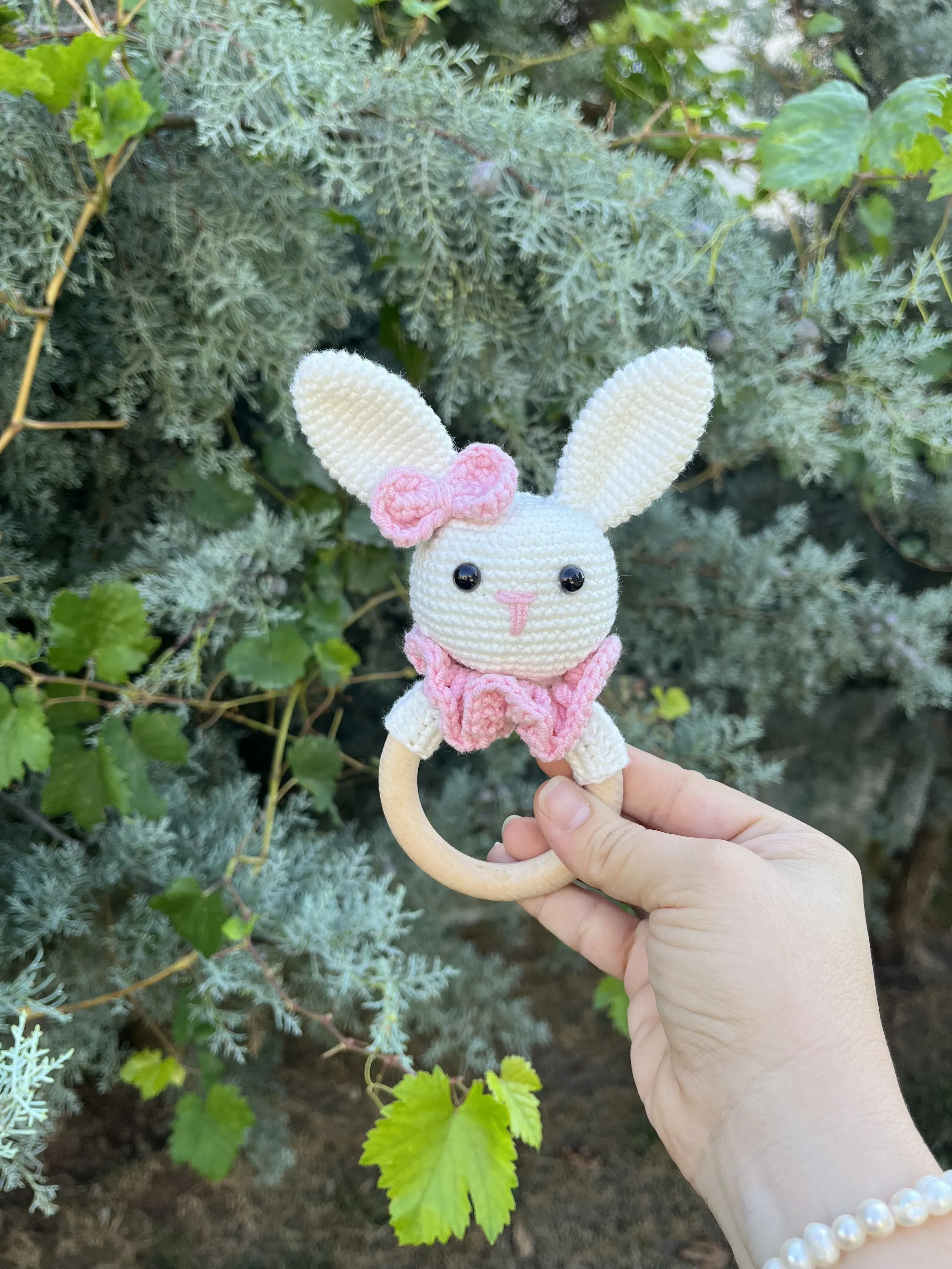 Beyaz Örgü Tavşan Amigurumi Bebek Çıngırak - Ahşap Halkalı Oyuncak