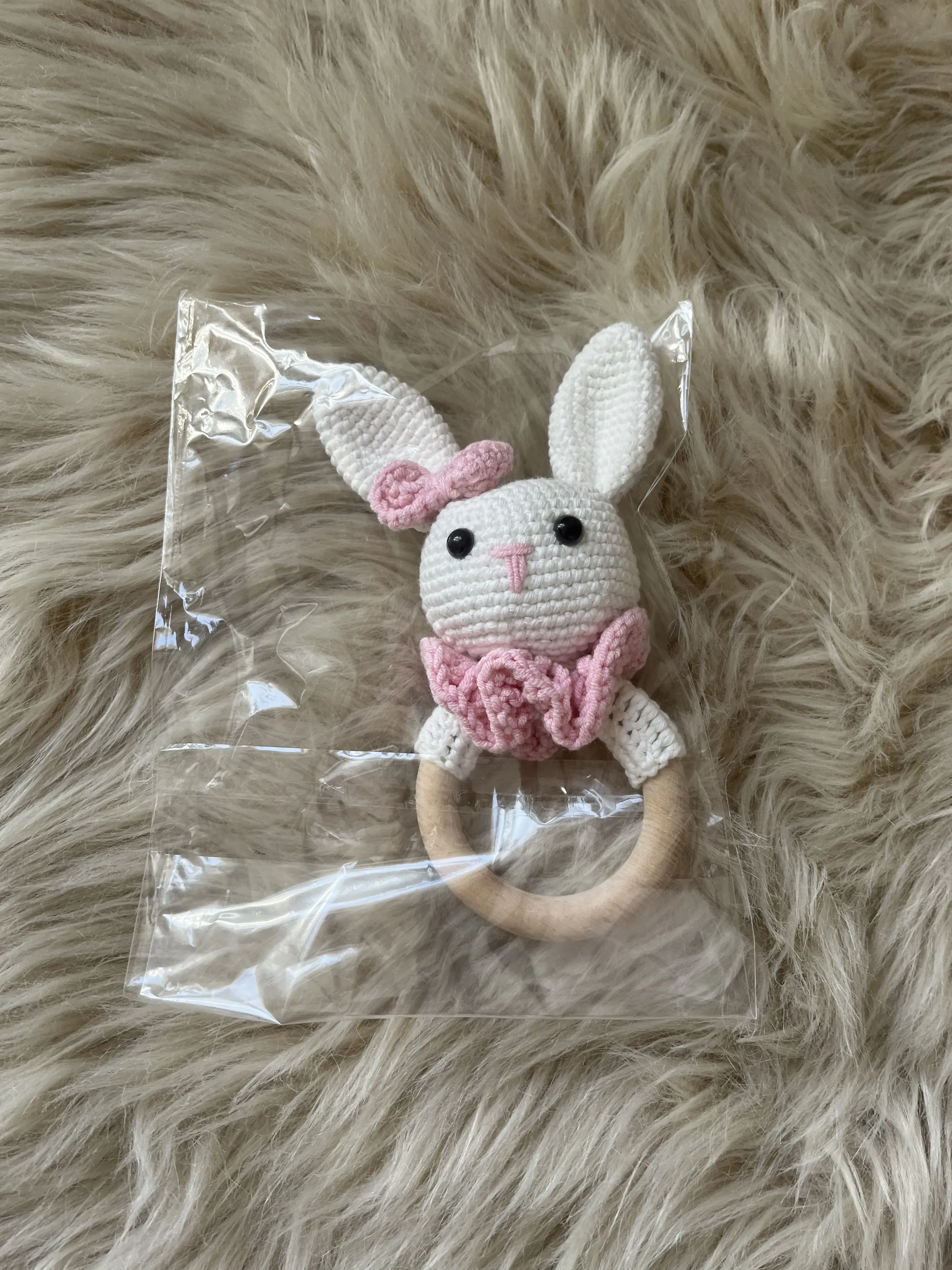 Beyaz Örgü Tavşan Amigurumi Bebek Çıngırak - Ahşap Halkalı Oyuncak