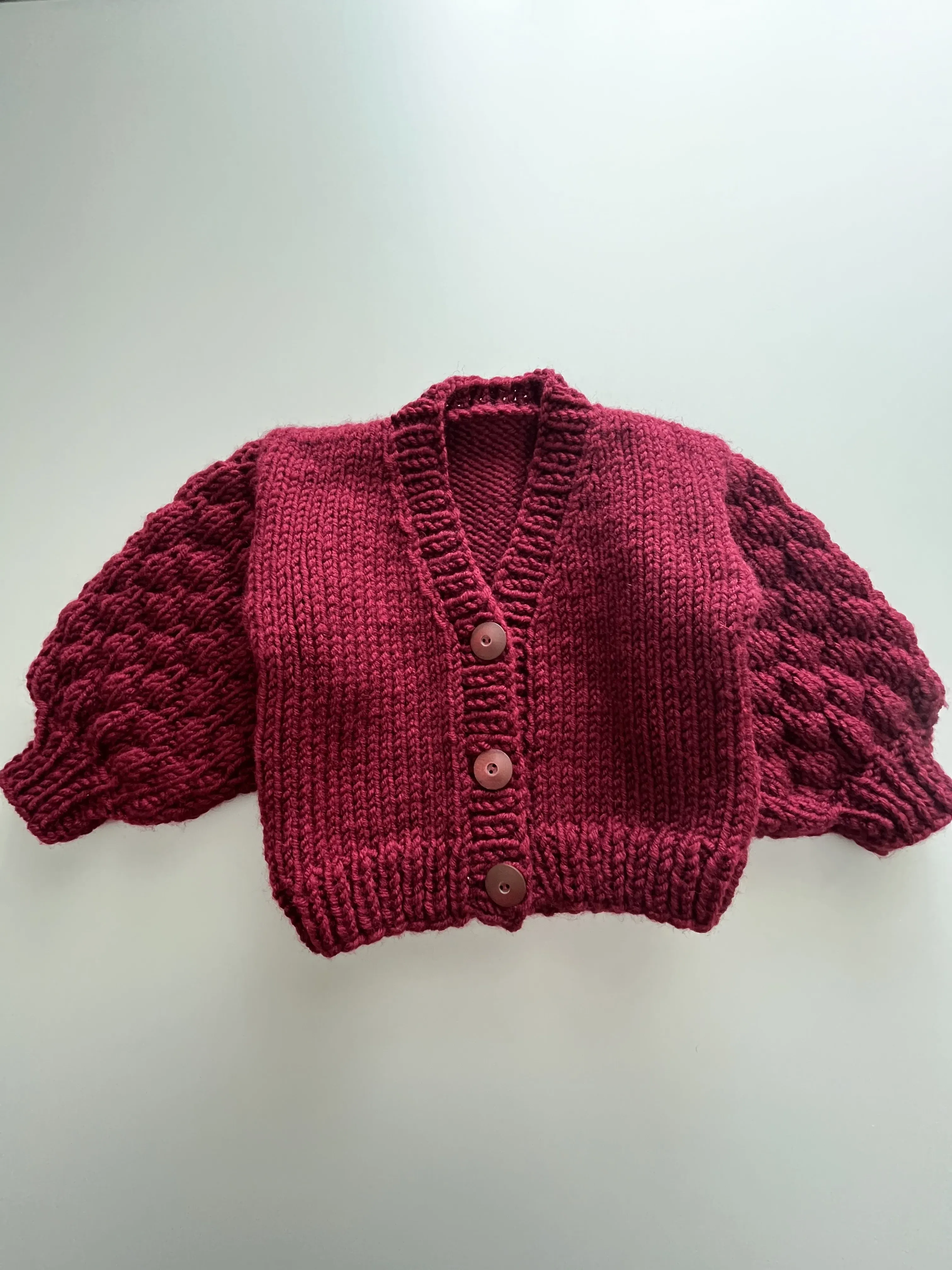 Bordo Renkli 1 Yaş Bebek Örgü Hırka - Kabartmalı Kollu El Emeği