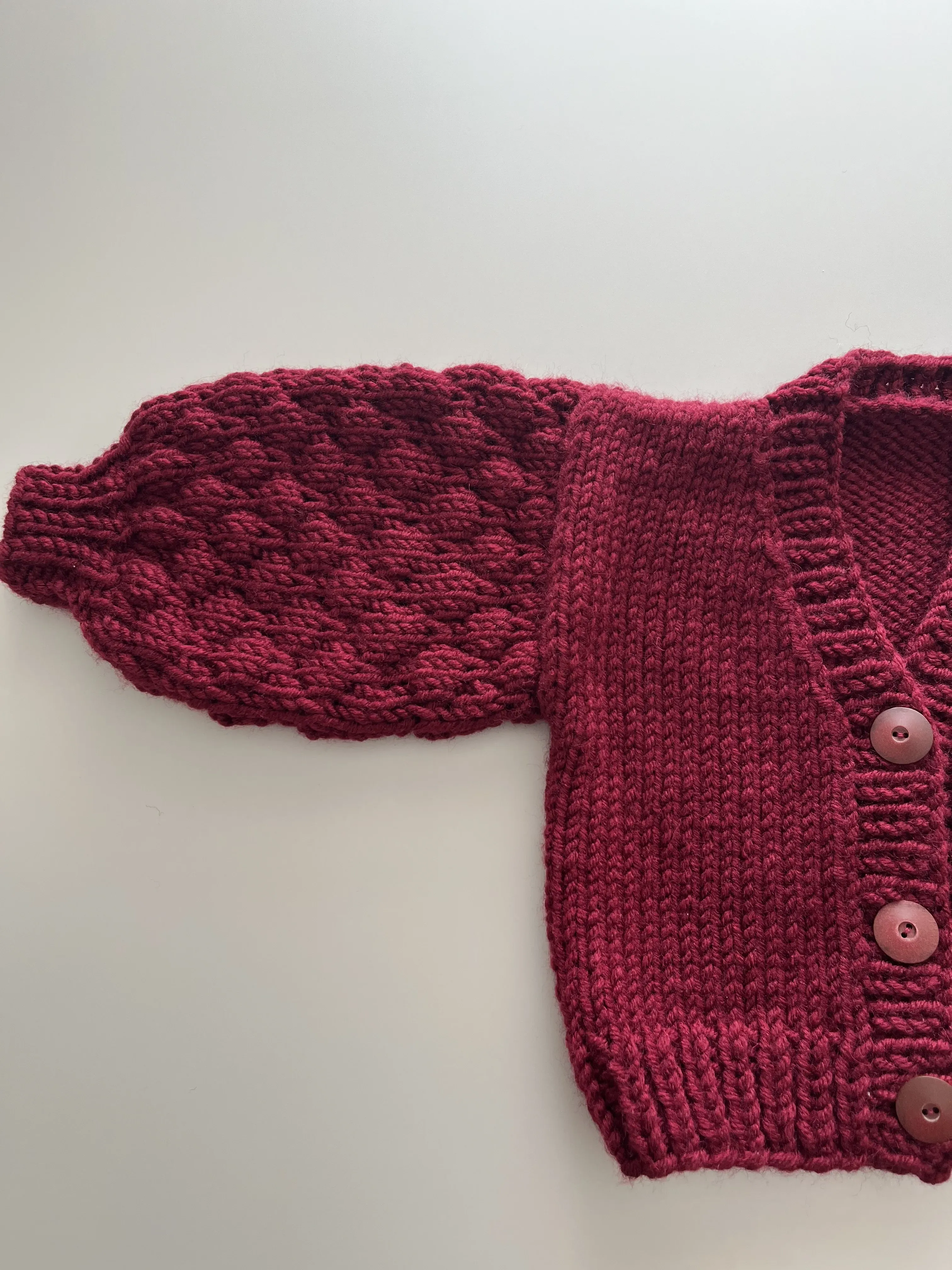 Bordo Renkli 1 Yaş Bebek Örgü Hırka - Kabartmalı Kollu El Emeği