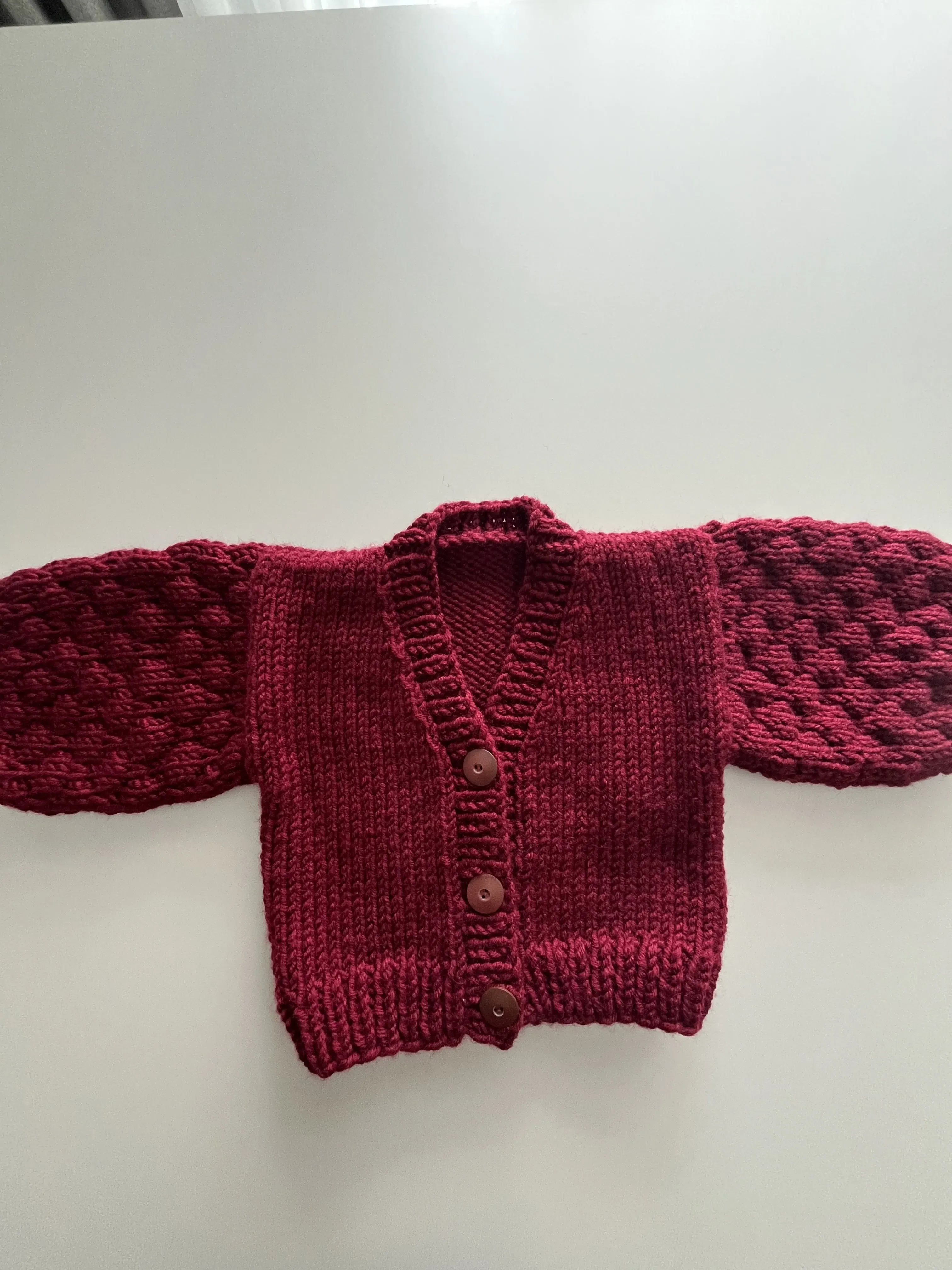Bordo Renkli 1 Yaş Bebek Örgü Hırka - Kabartmalı Kollu El Emeği