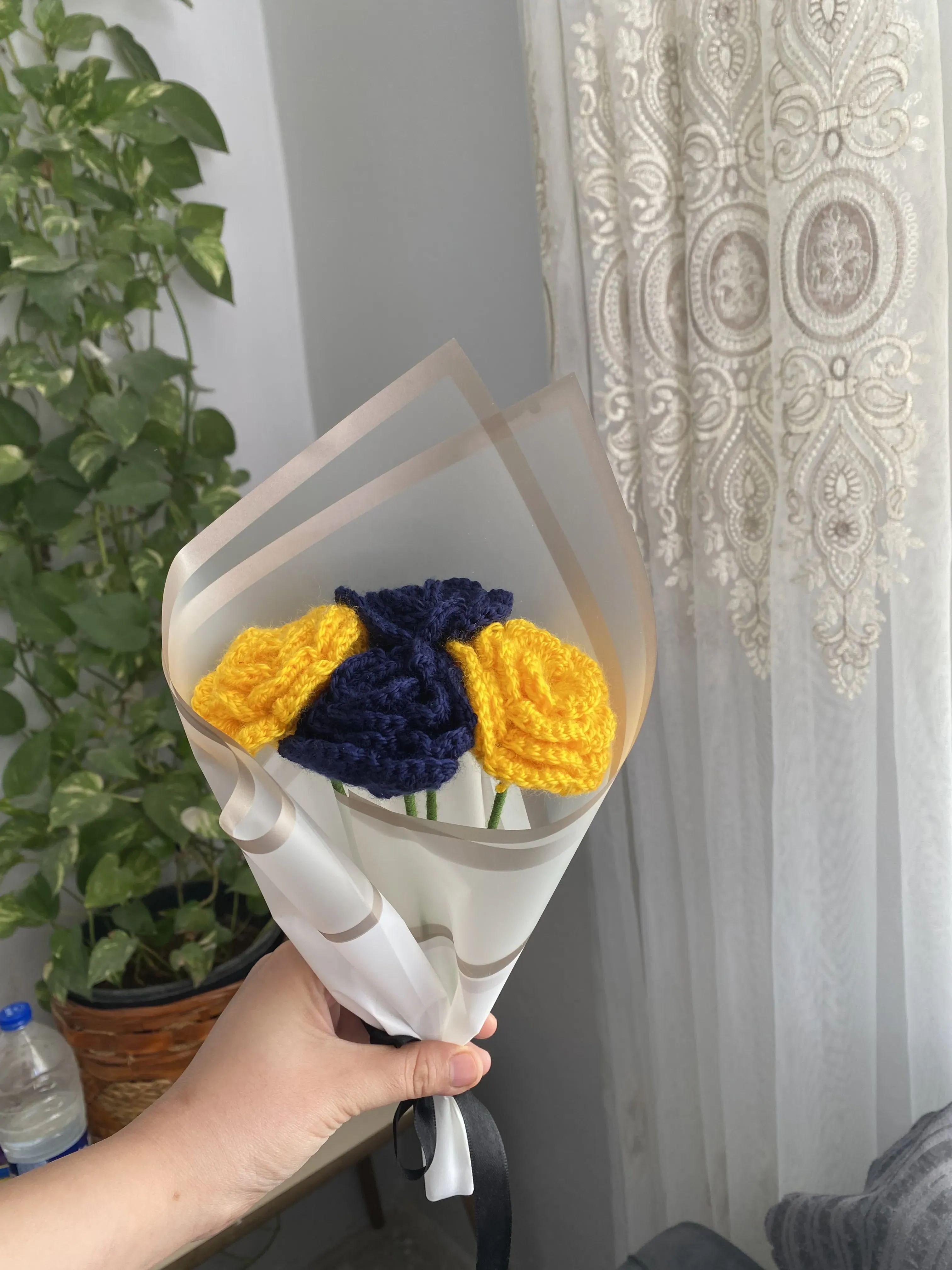 Sarı ve Lacivert Renkli 4 Adet Örme Gül Buketi Dekoratif Çiçek