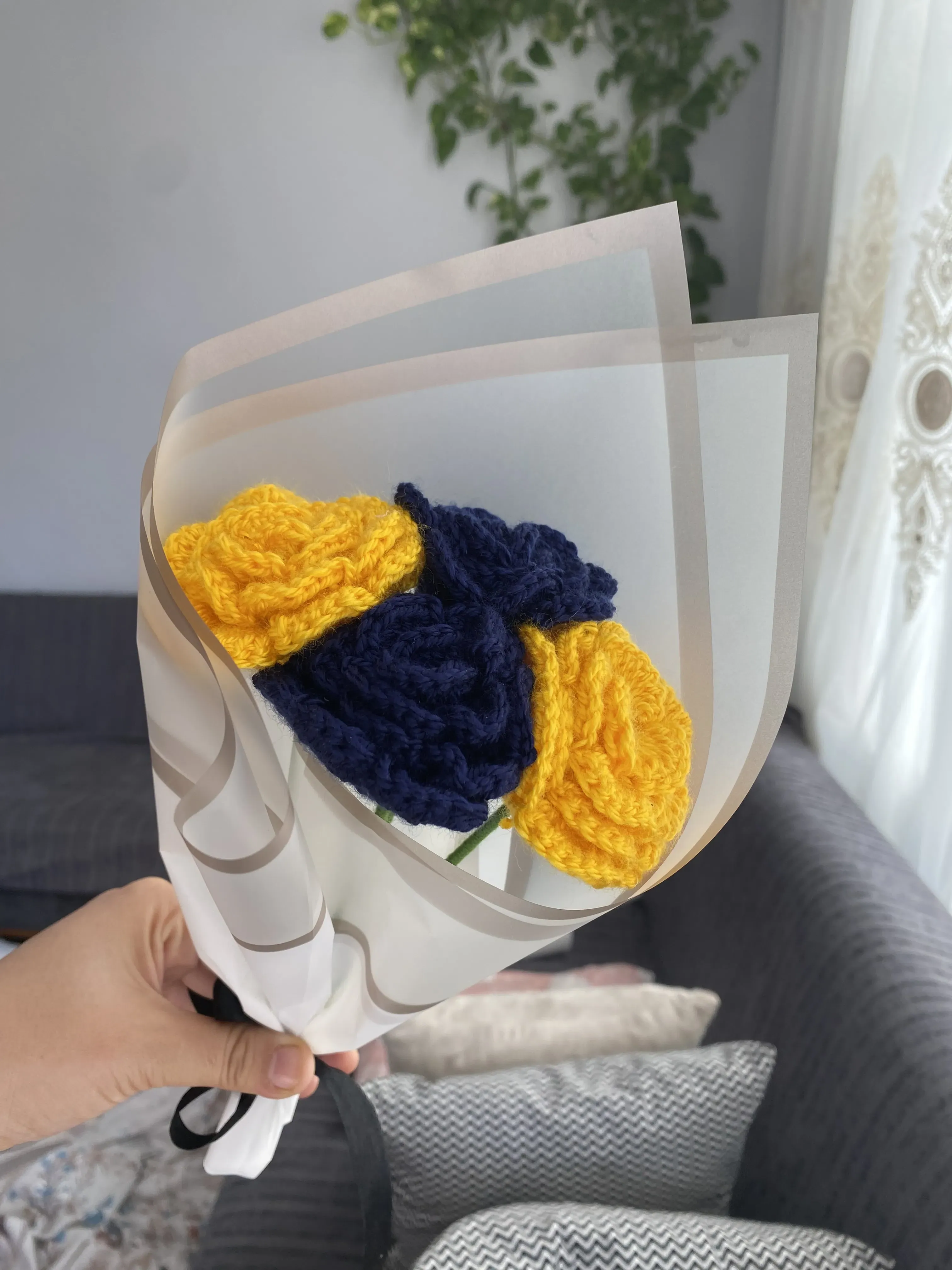 Sarı ve Lacivert Renkli 4 Adet Örme Gül Buketi Dekoratif Çiçek