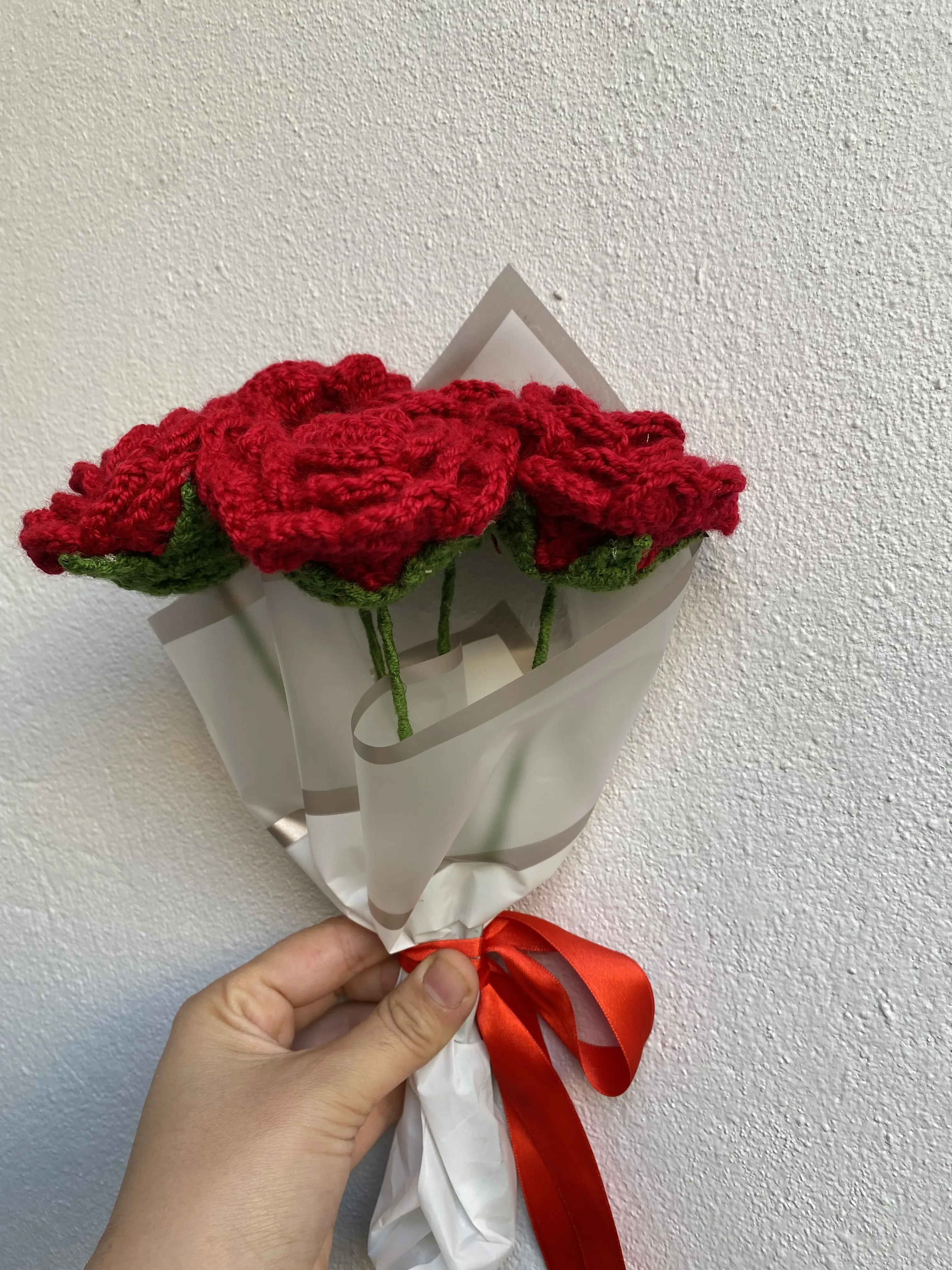 Kırmızı Örgü Gül Buketi - 5 Adet, Jelatin Ambalajlı ve Kurdeleli