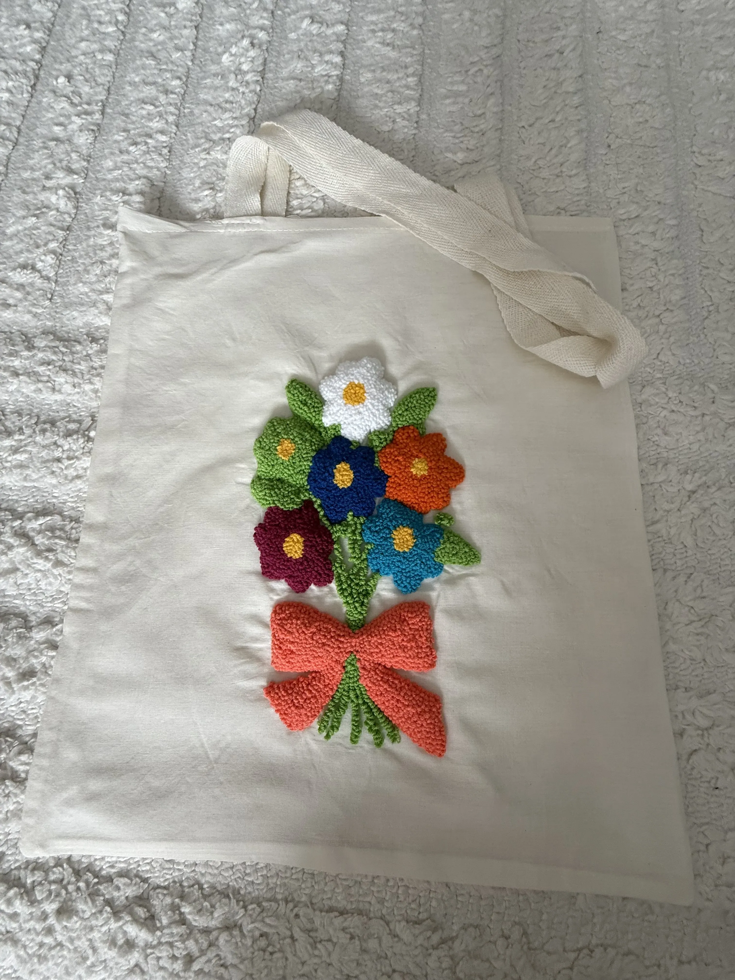 Krem Renkli Punch Nakışlı Papatya Desenli Bez Çanta - El Emeği