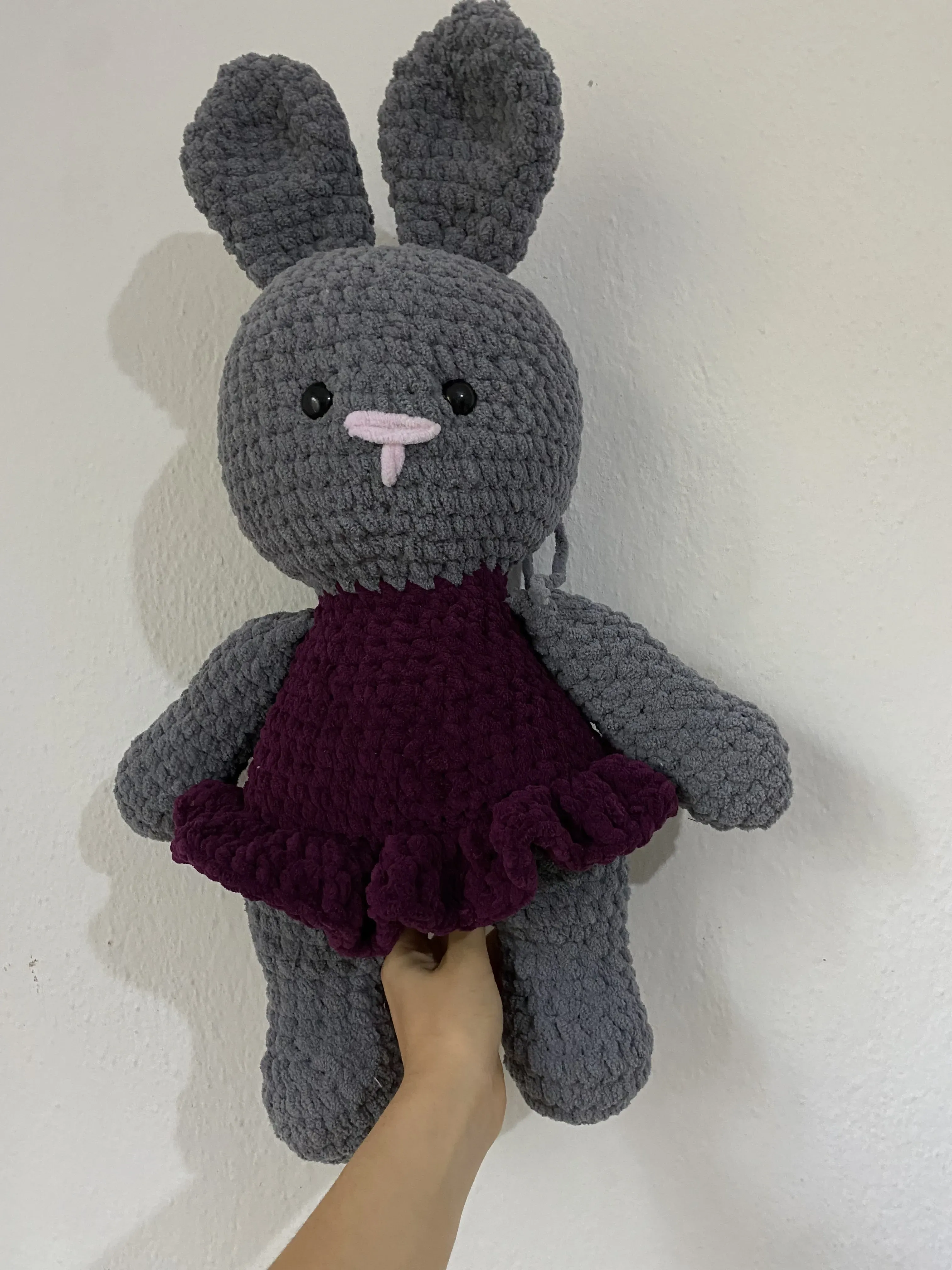 Gri Örgü Tavşan Oyuncak Bebek - Mor Elbiseli ve 67 cm Boyunda