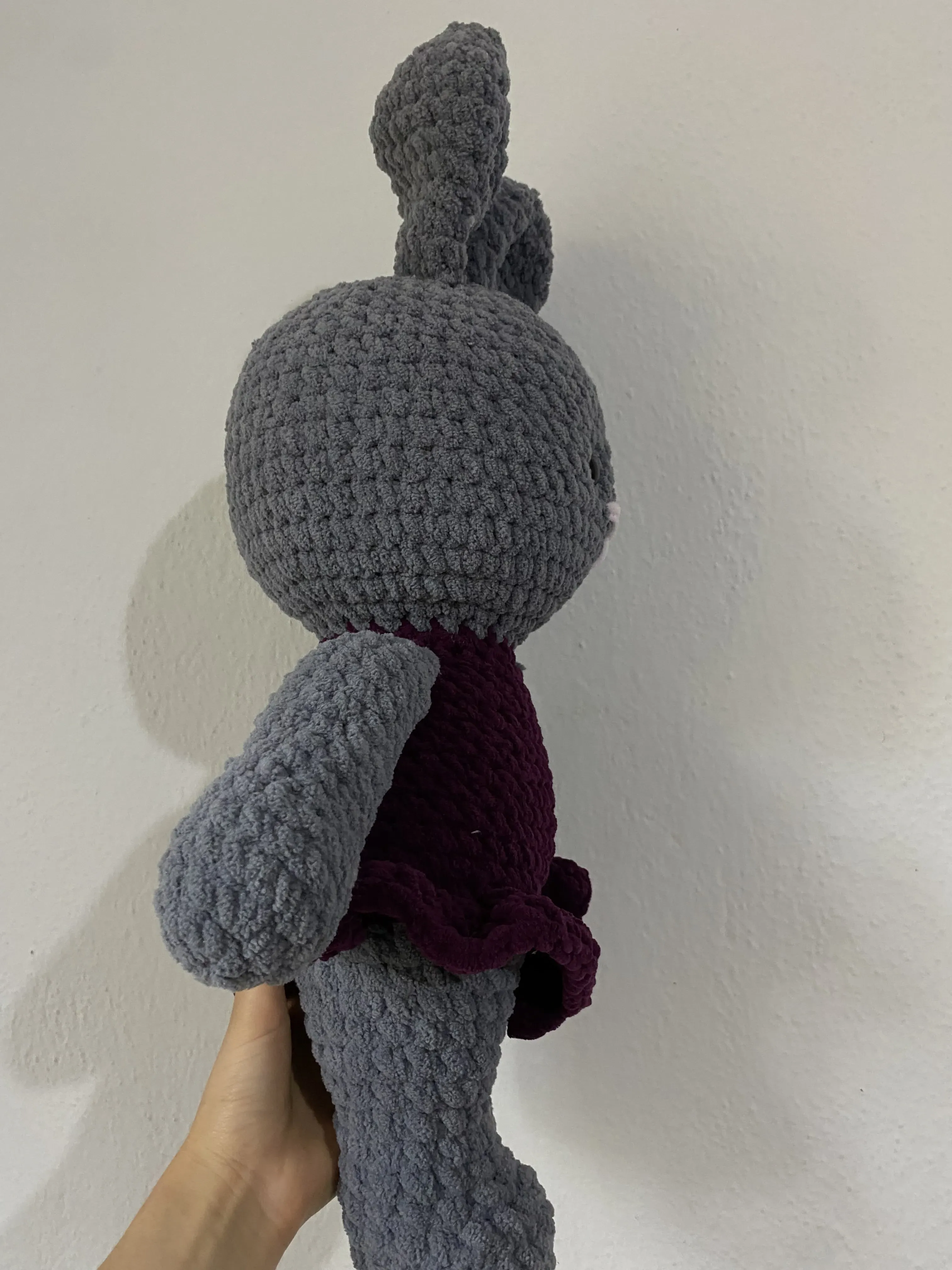 Gri Örgü Tavşan Oyuncak Bebek - Mor Elbiseli ve 67 cm Boyunda