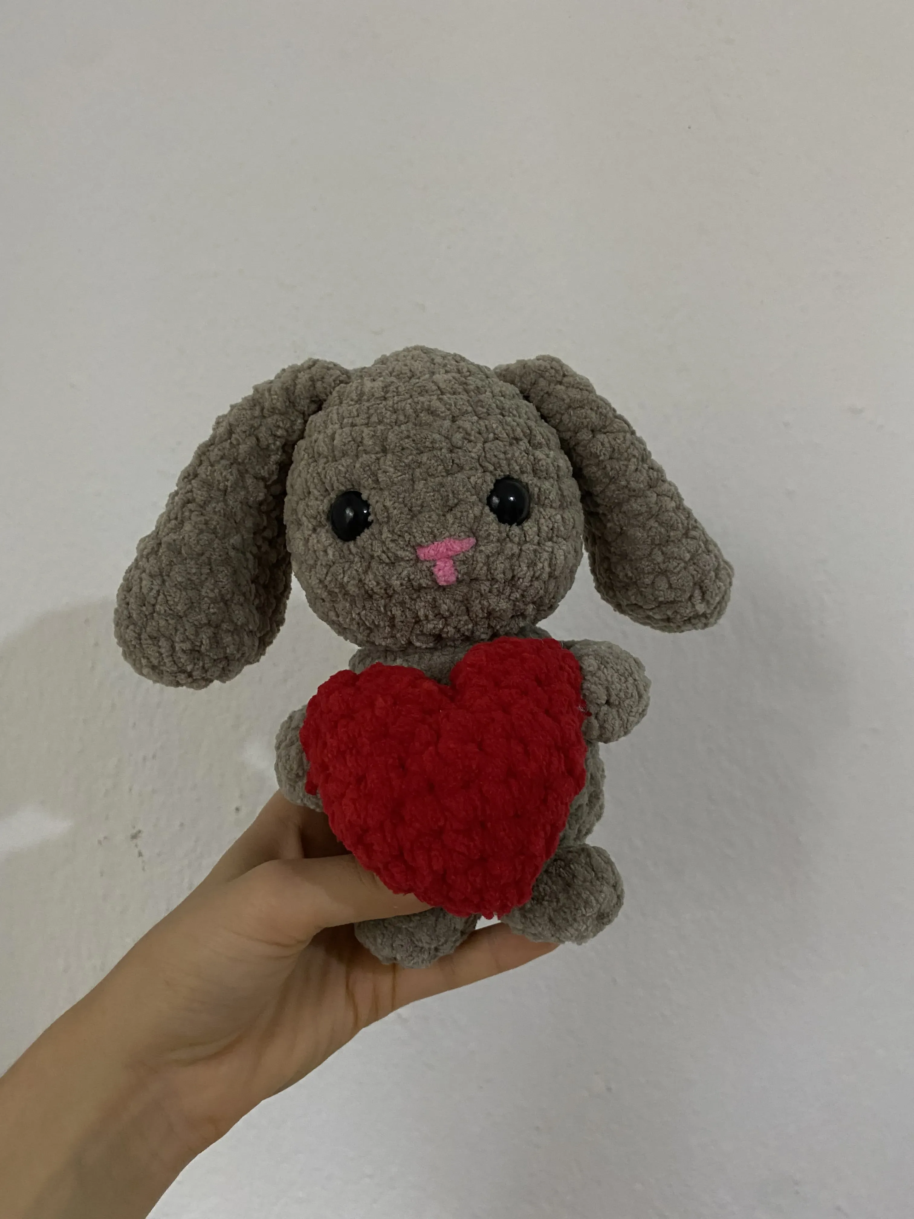 Gri Renkli Kalpli Örgü Oyuncak Tavşan - 15 cm - El Emeği