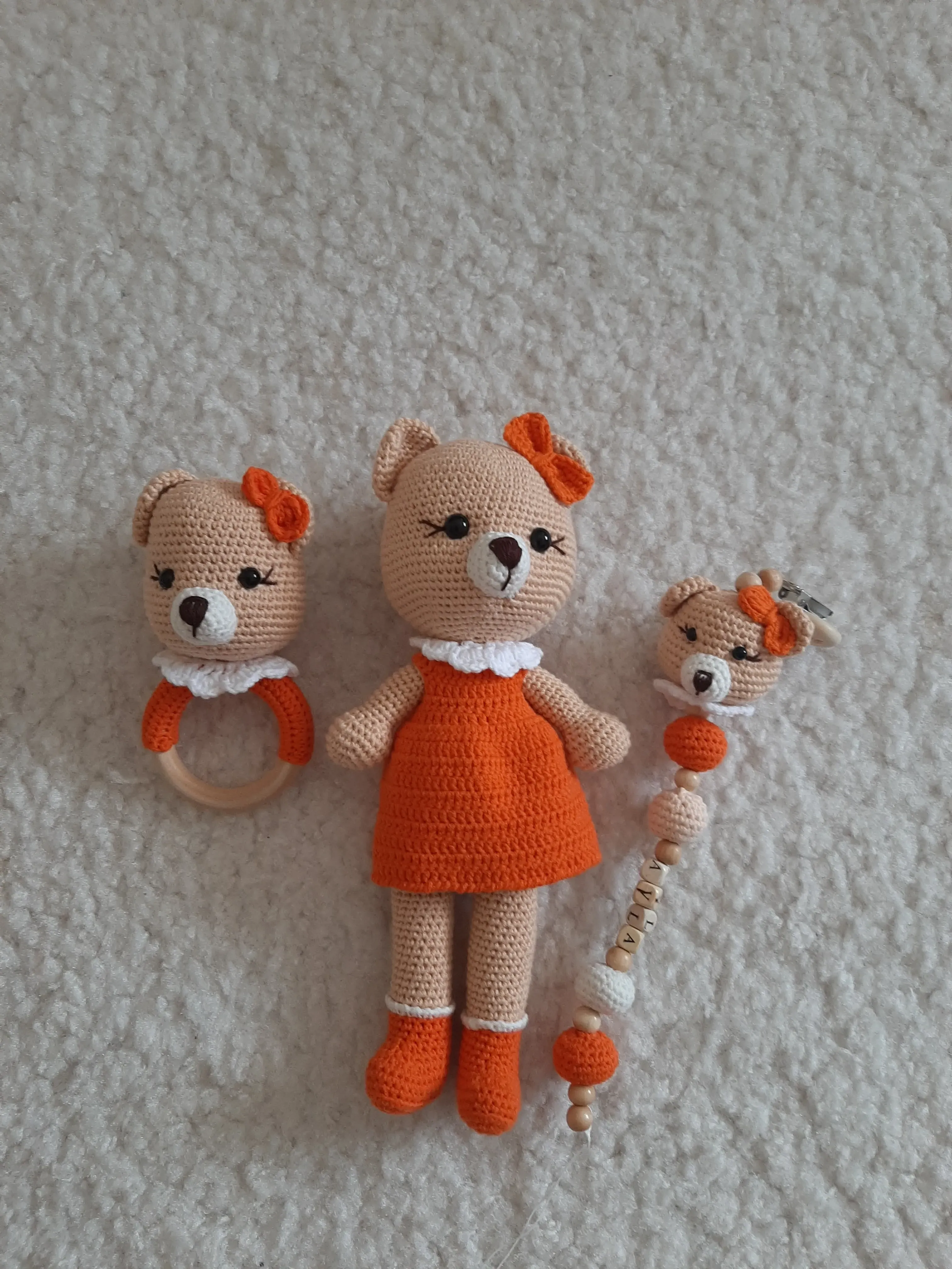 Turuncu Elbiseli Örgü Ayıcık Bebek Oyun Seti - Dişlik ve Çıngırak