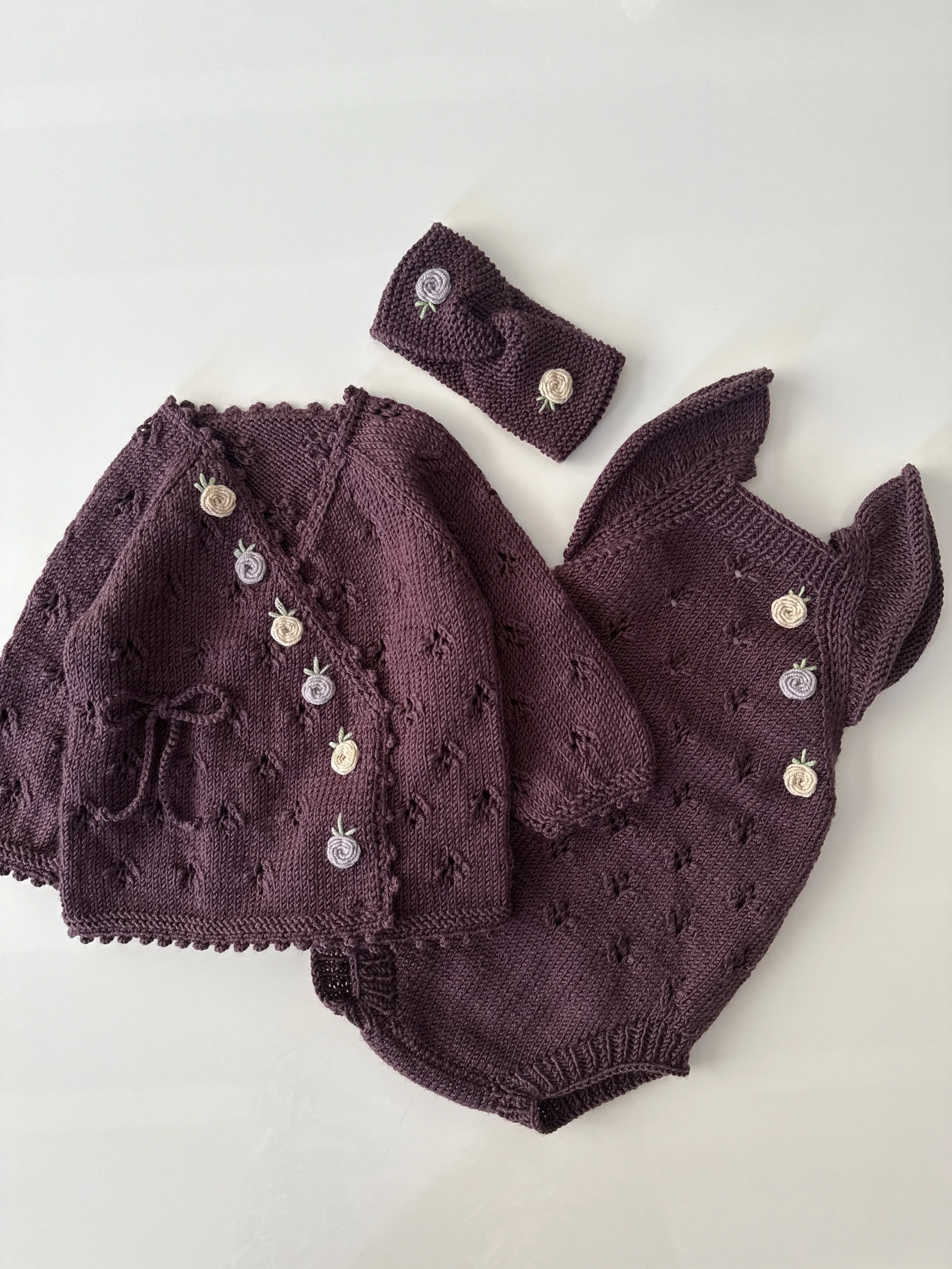 Mor Renkli Örgü Bebek Hırka Takımı - El Örgüsü ve Nakış Detaylı