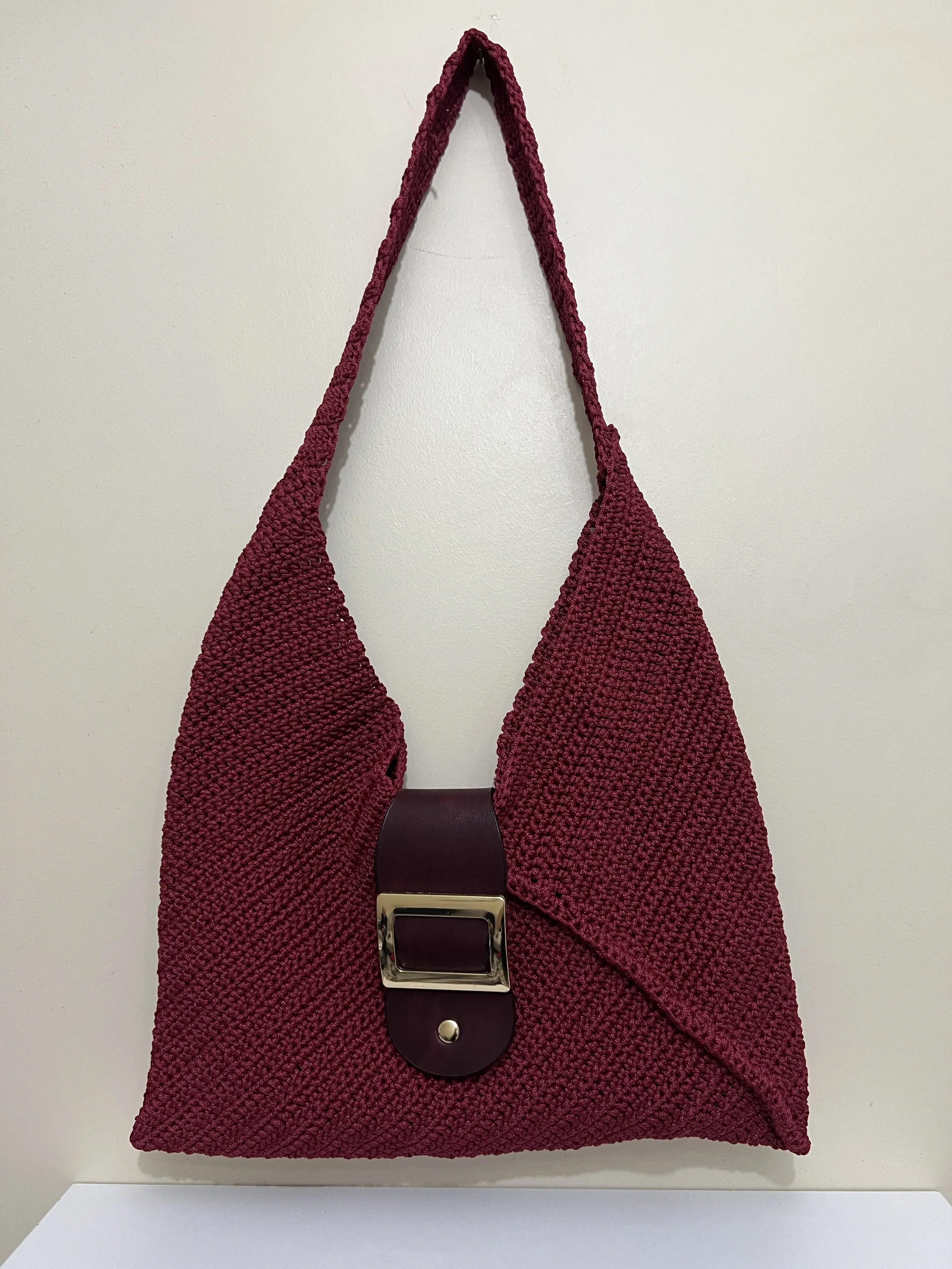Bordo Renk El Örgüsü Omuz Çantası - Deri Detaylı Tokalı