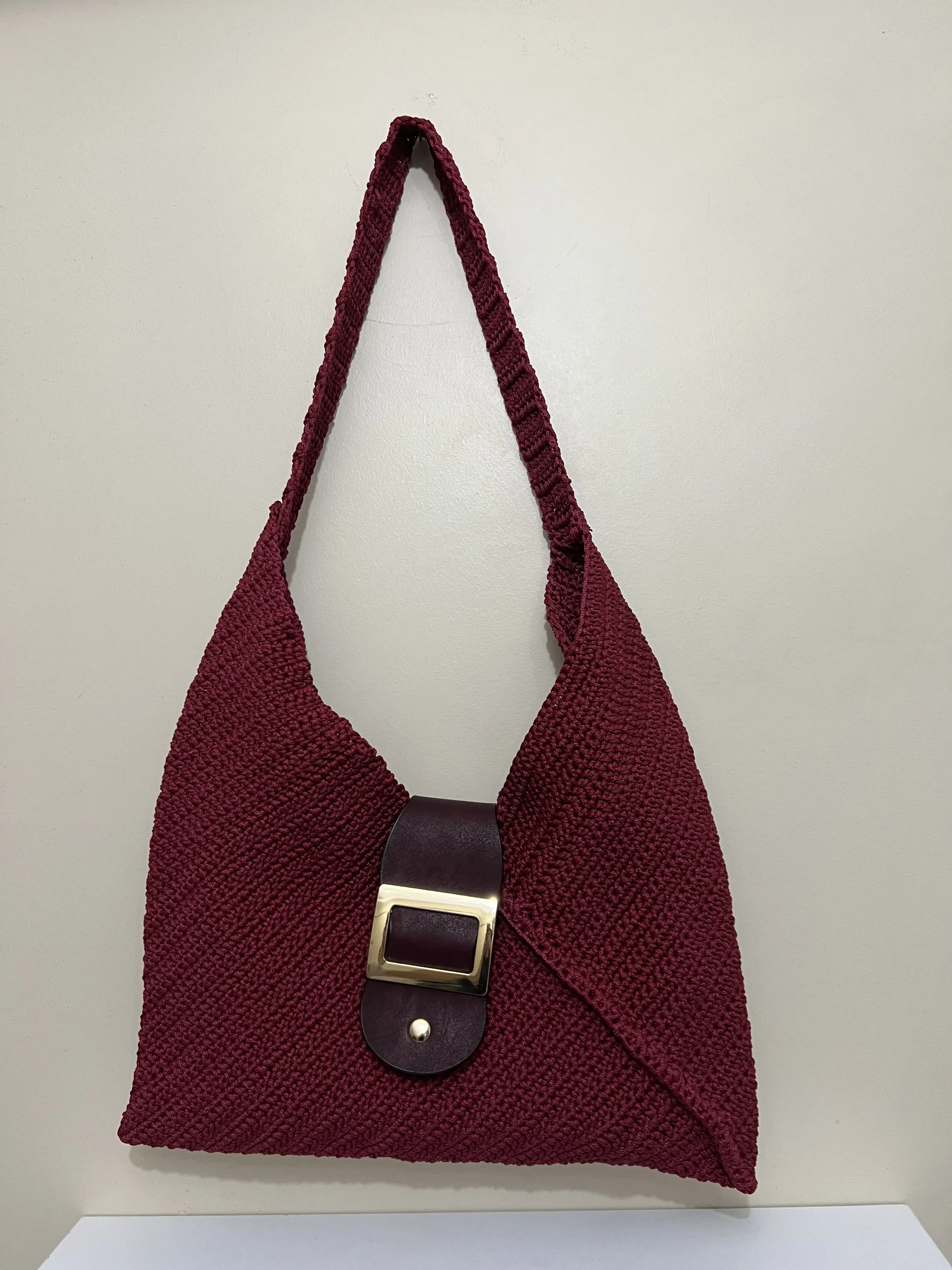Bordo Renk El Örgüsü Omuz Çantası - Deri Detaylı Tokalı