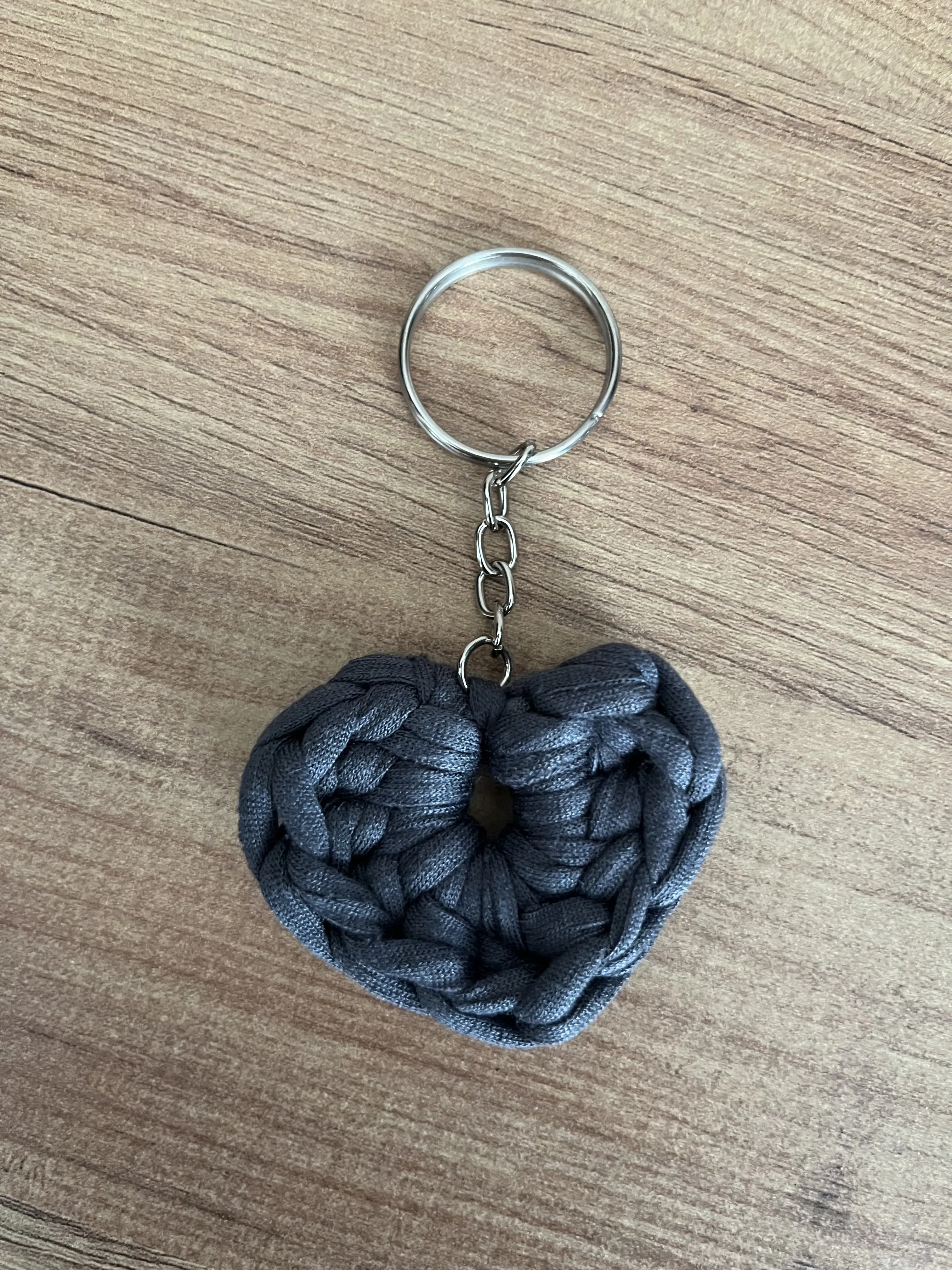 🖤 El Örgüsü Kalp Anahtarlık – Füme