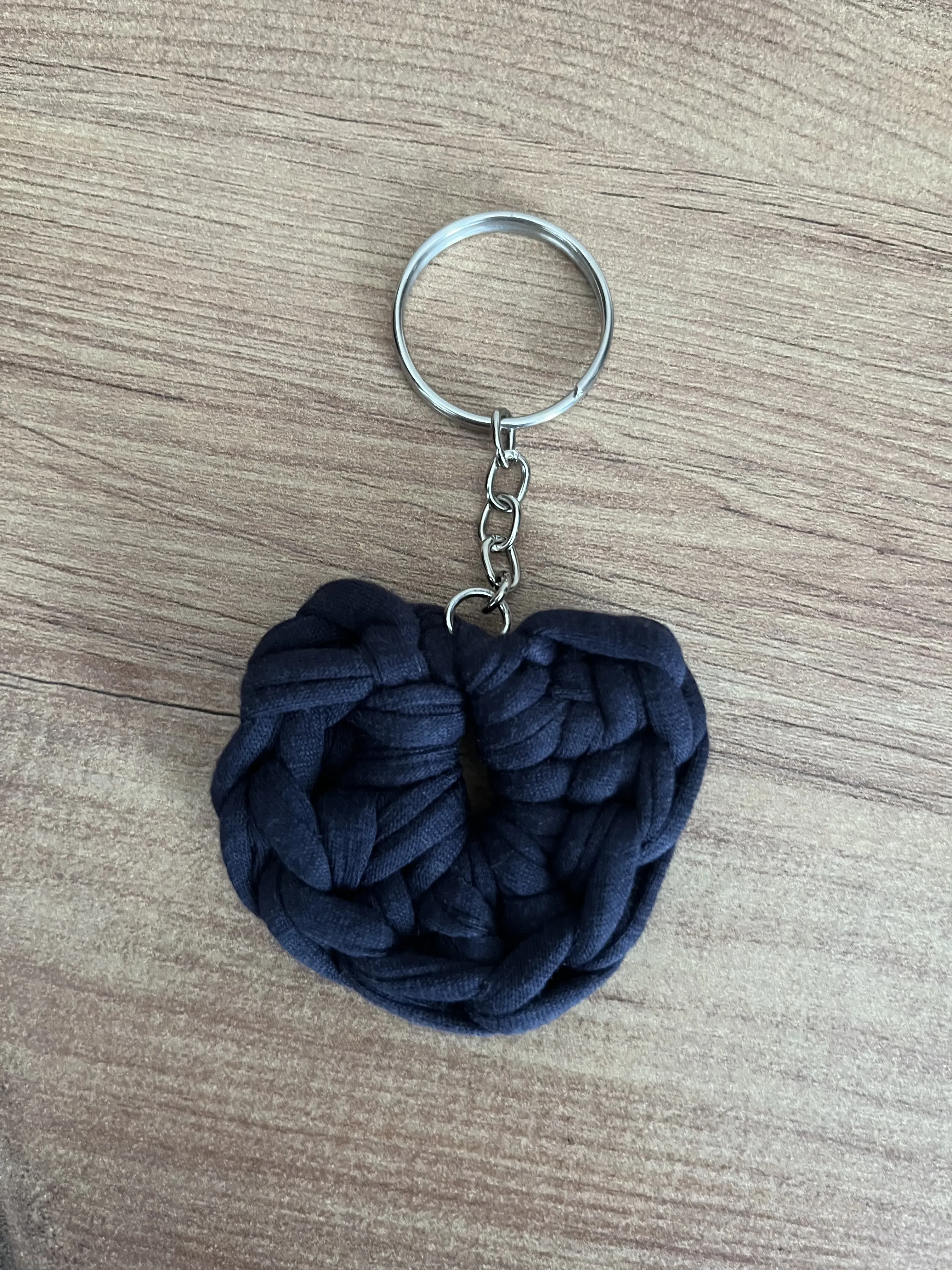 🖤 El Örgüsü Kalp Anahtarlık – koyu lacivert 