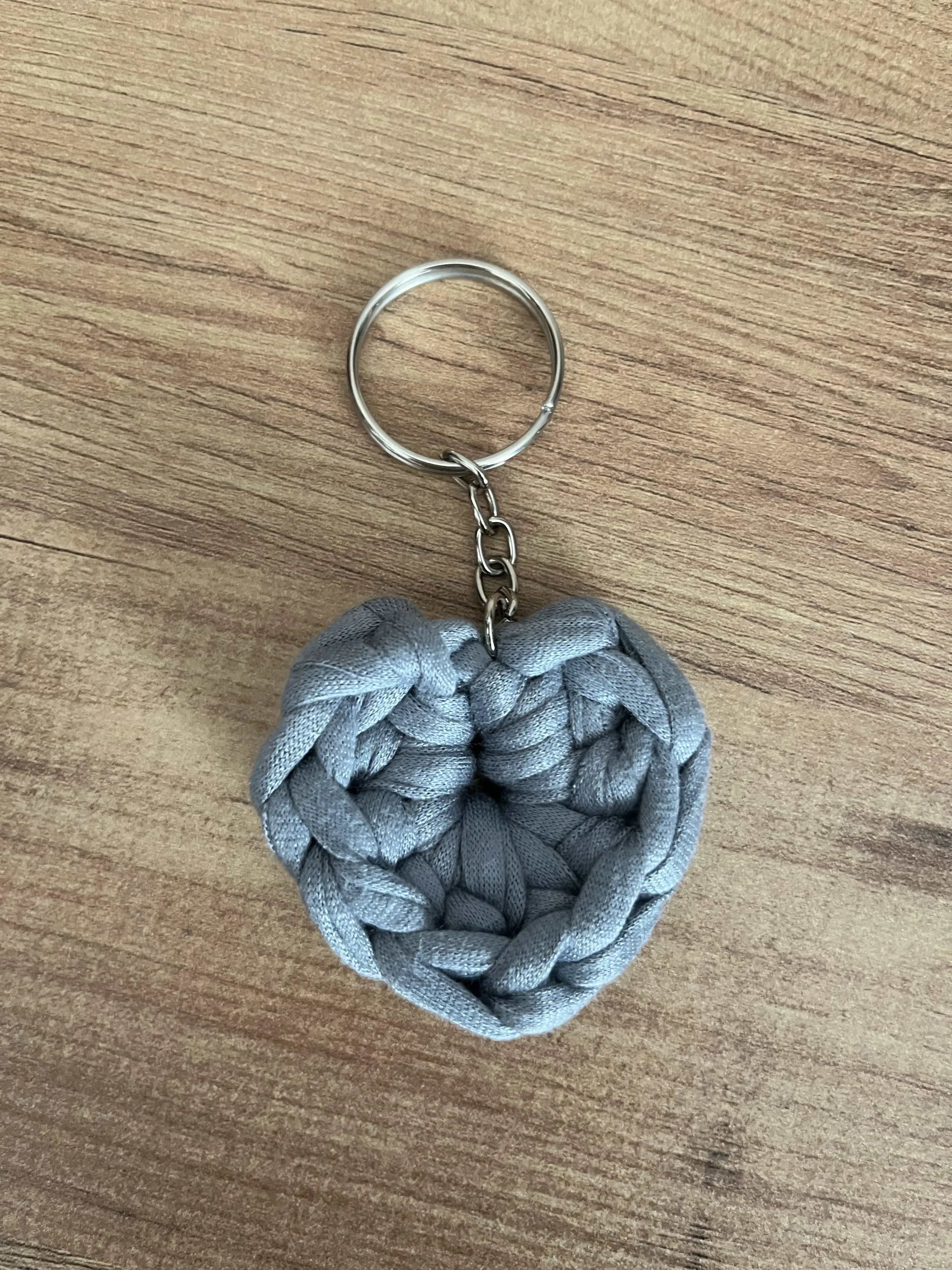 🤍 El Örgüsü Kalp Anahtarlık – Gri