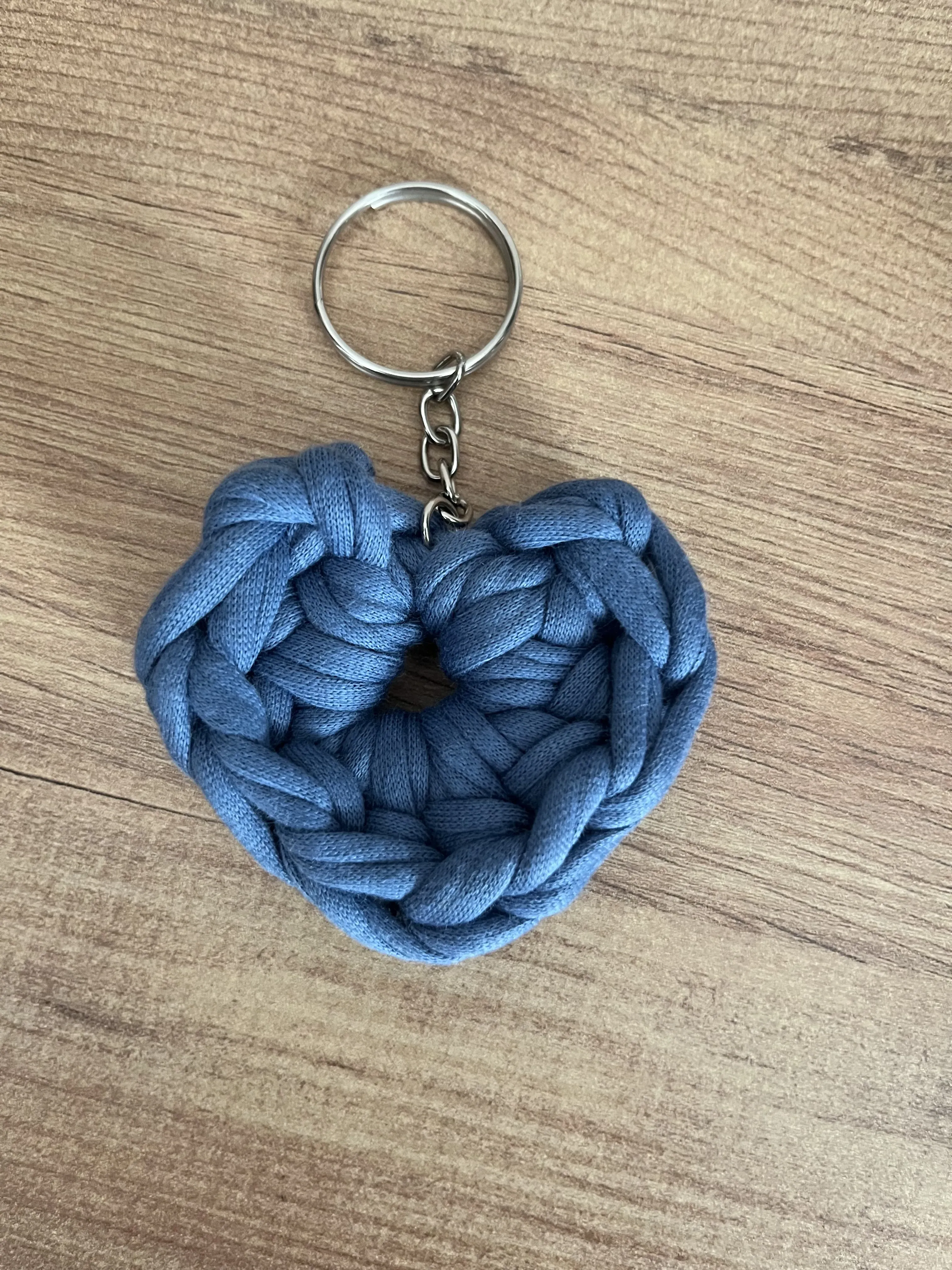 💙 El Örgüsü Kalp Anahtarlık – Gri Mavi