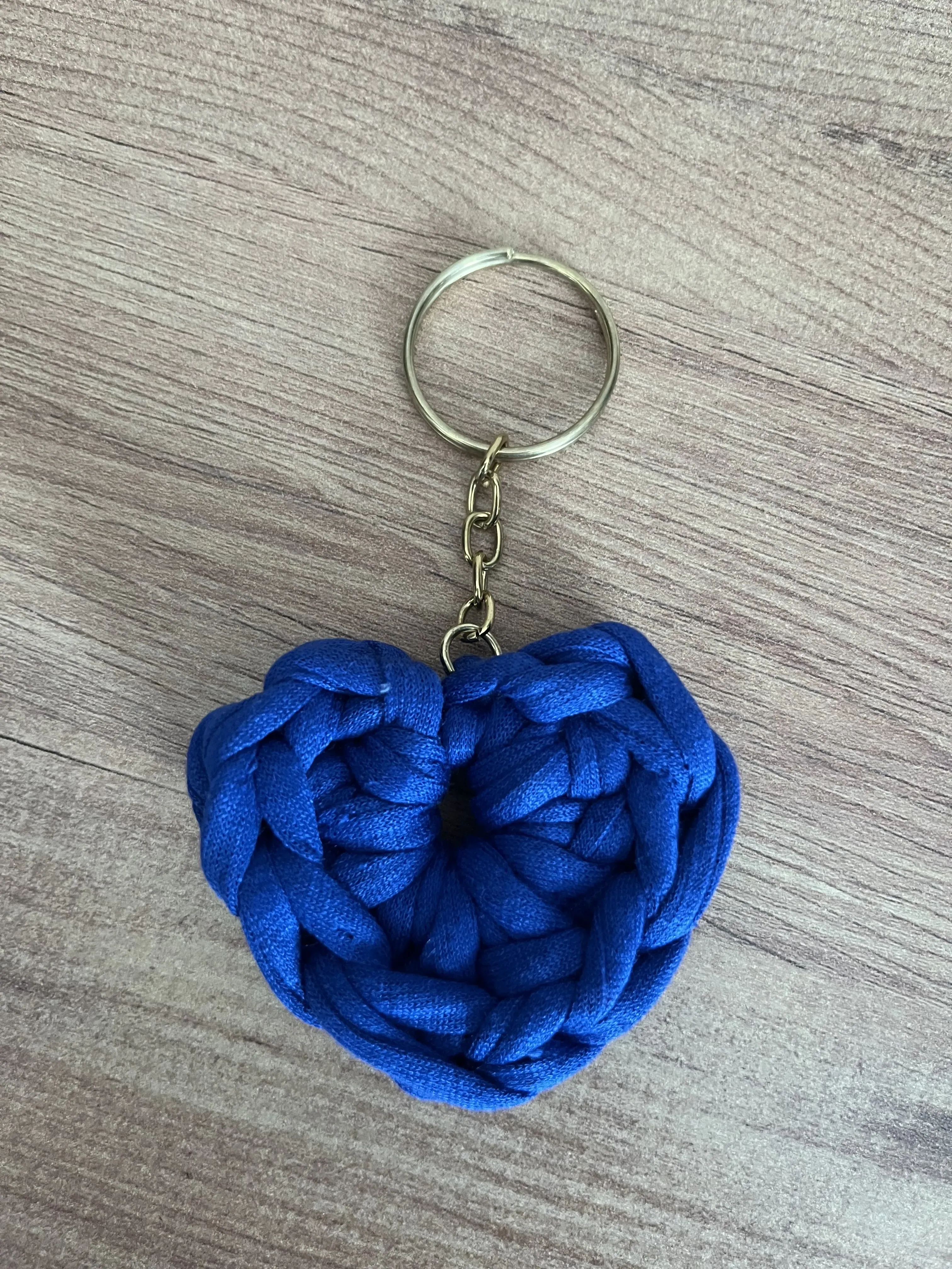 💙 El Örgüsü Kalp Anahtarlık – Koyu Mavi