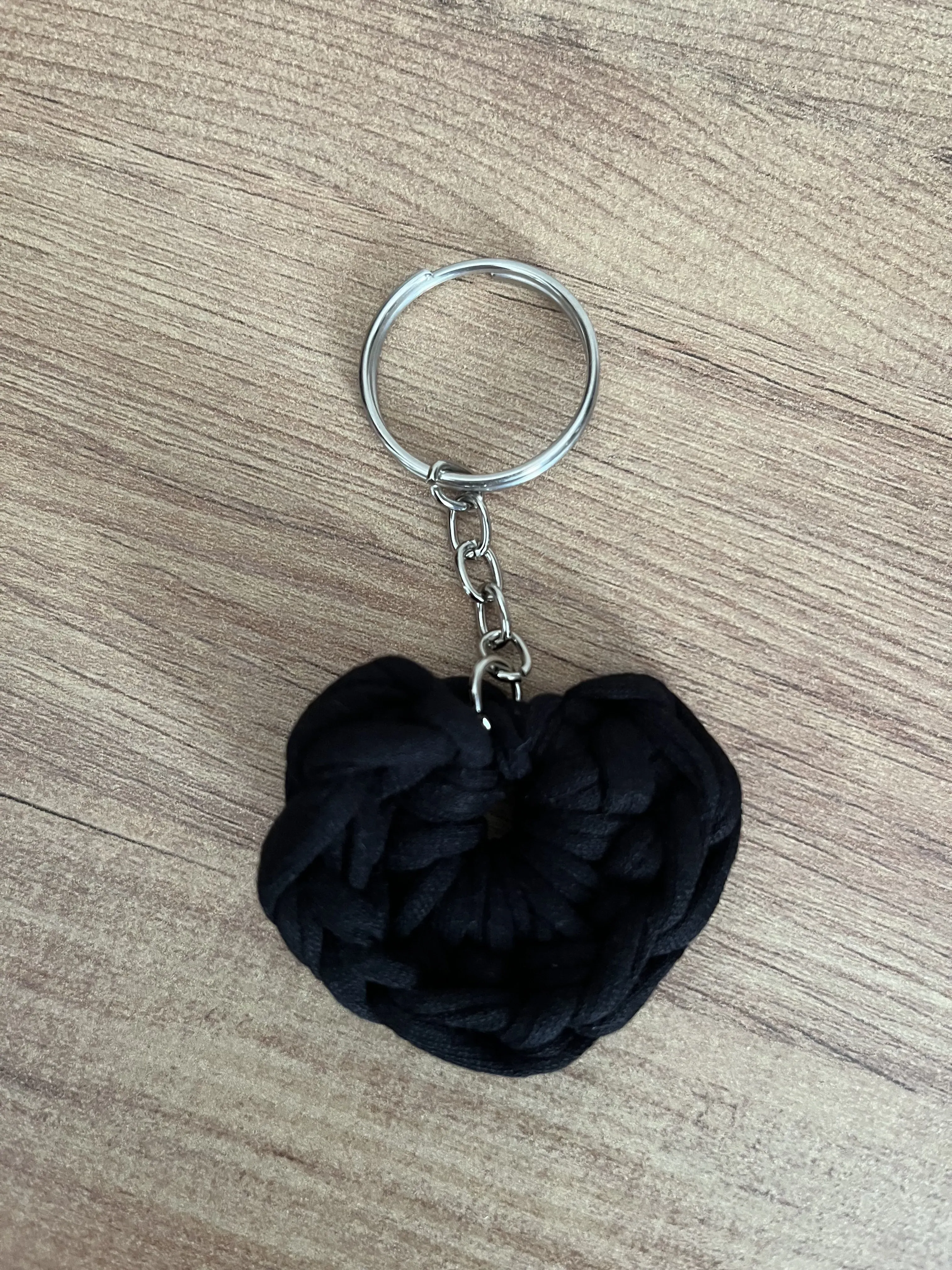 🖤 El Örgüsü Kalp Anahtarlık – Siyah