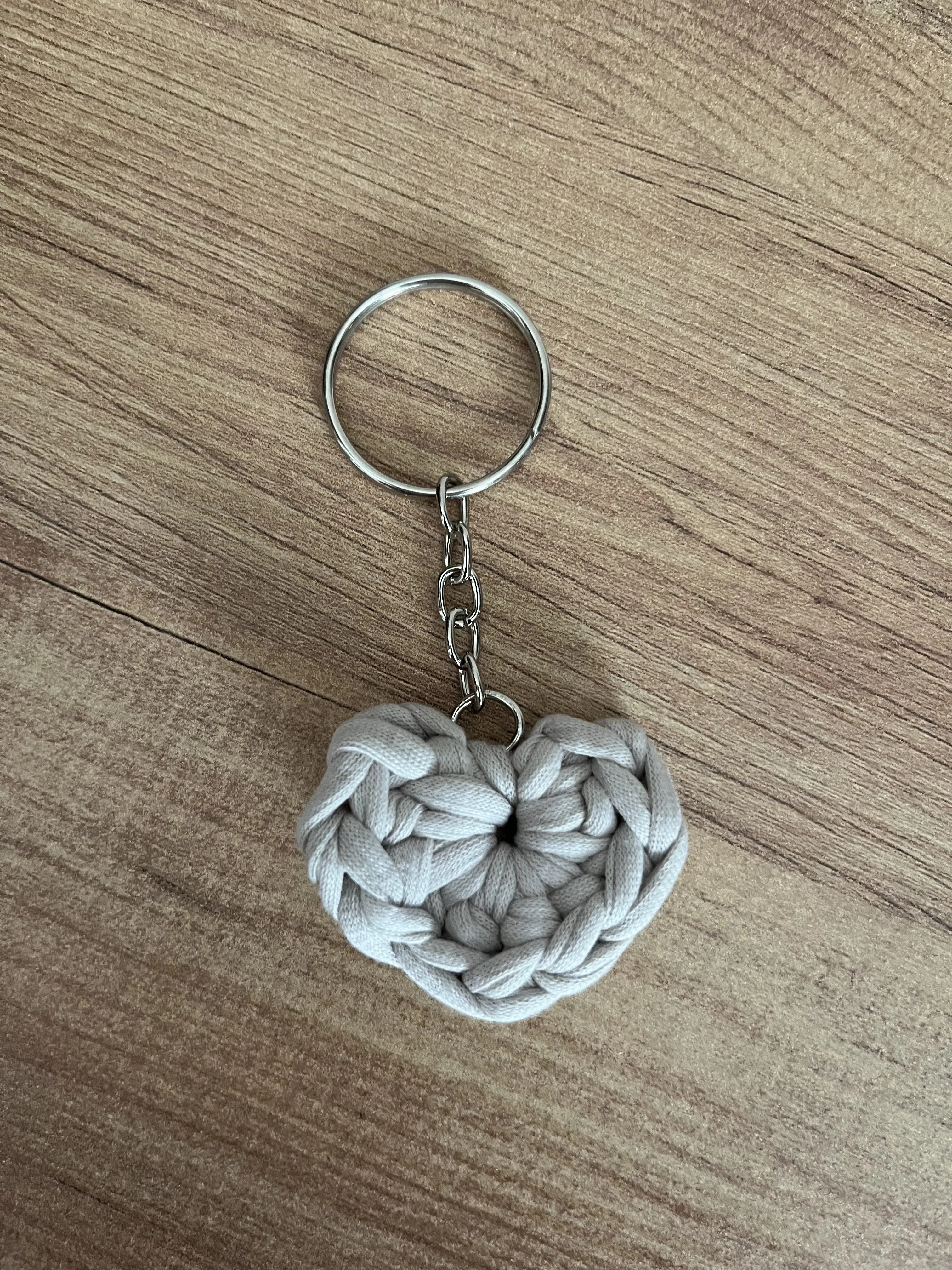 🤍 El Örgüsü Kalp Anahtarlık – Bej