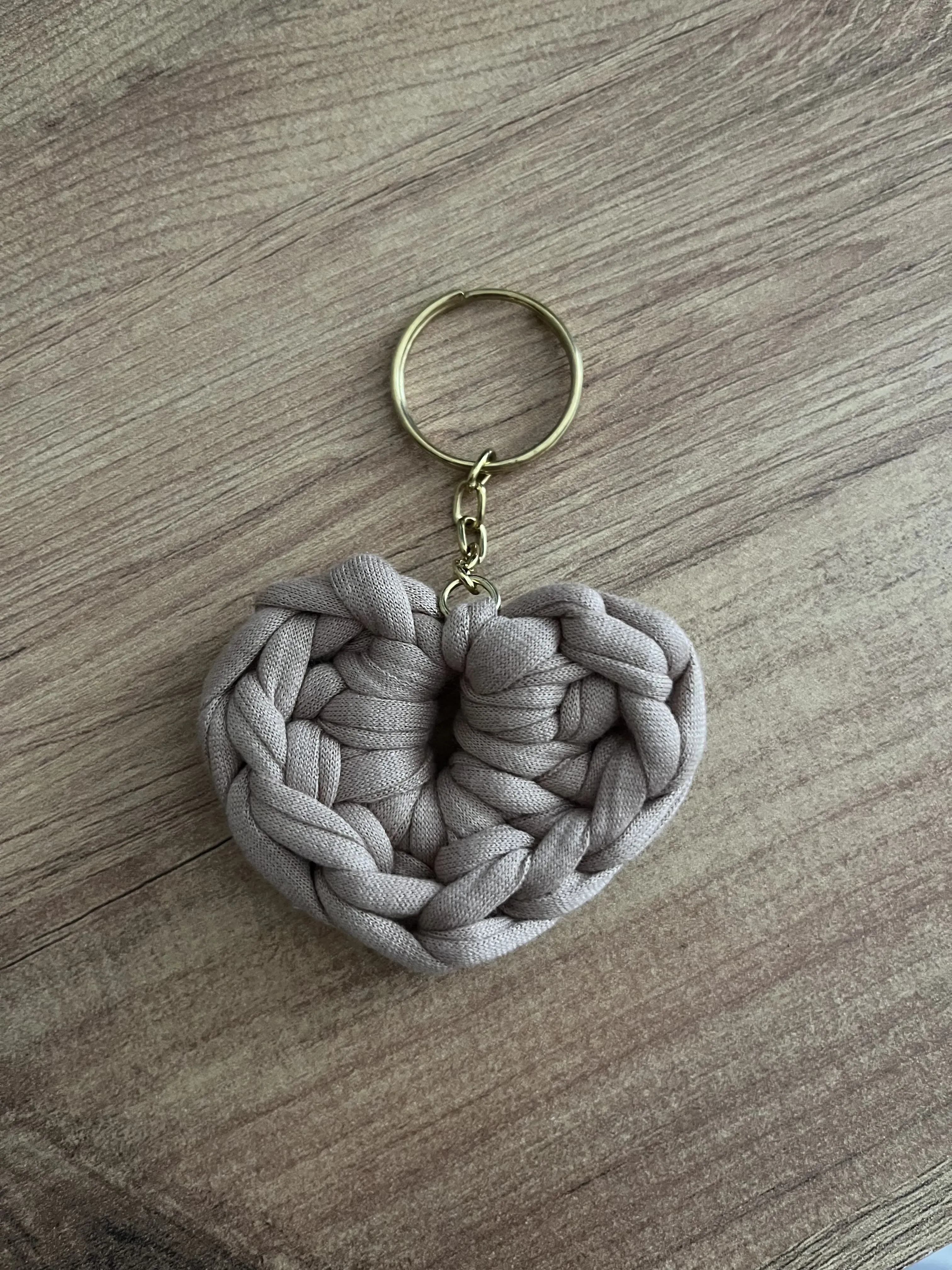 🤍 El Örgüsü Kalp Anahtarlık – bej rengi 