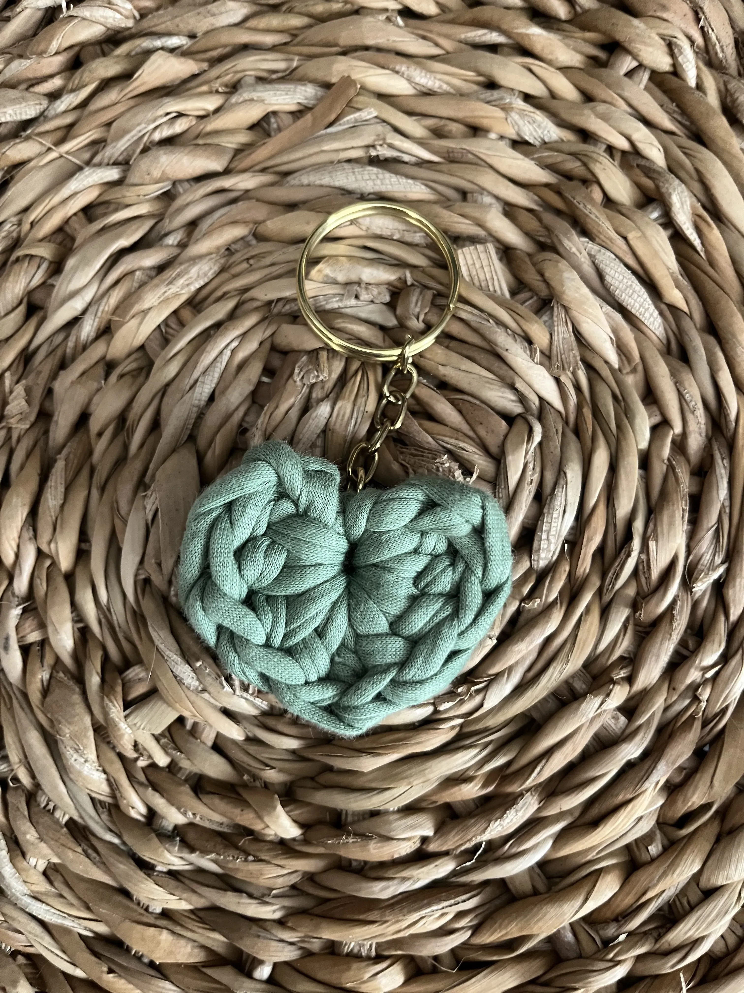 💚 El Örgüsü Kalp Anahtarlık – Mint Yeşili