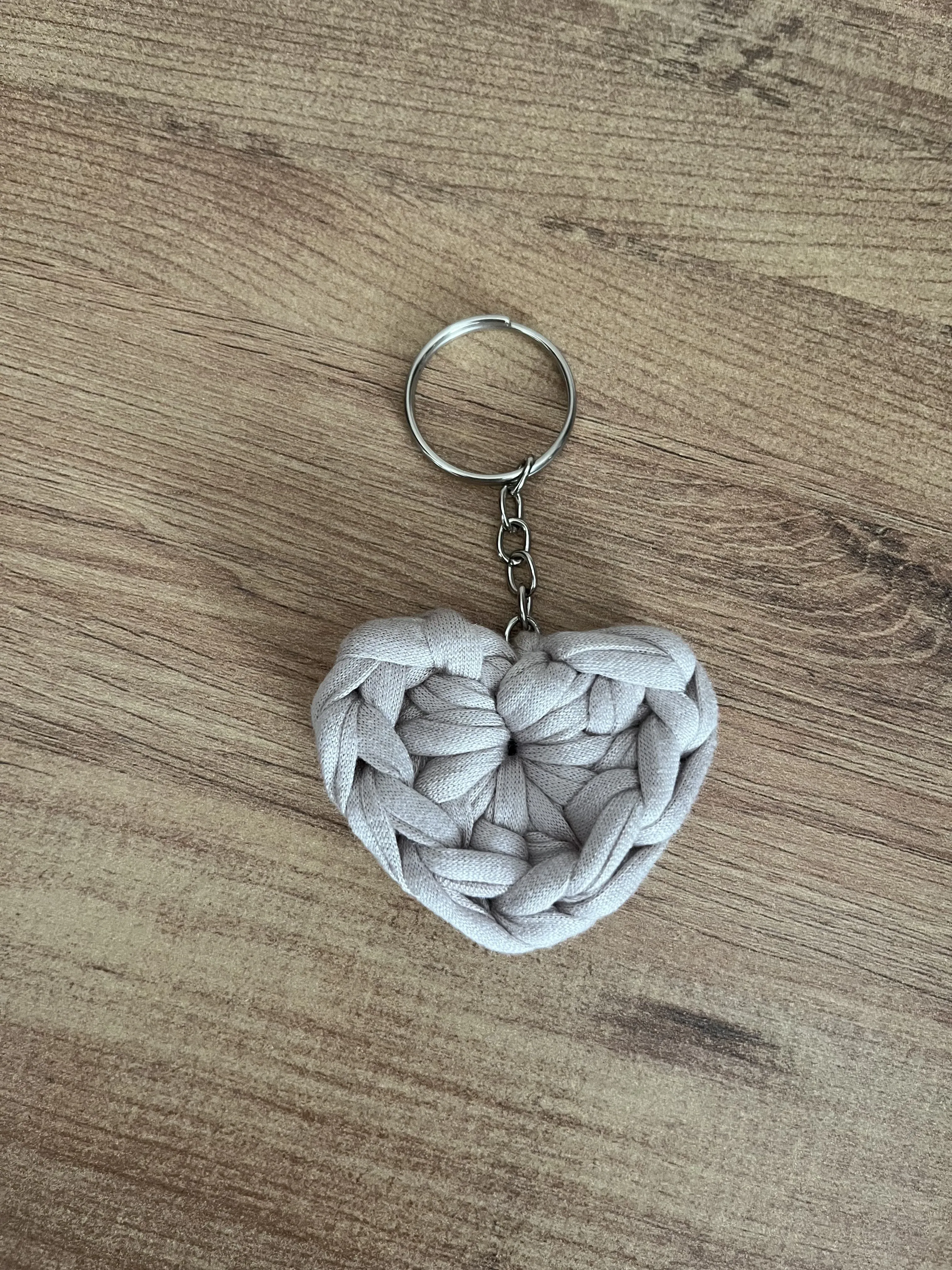 El Örgüsü Kalp Anahtarlık – Doğal Dokunuşun Şıklığı