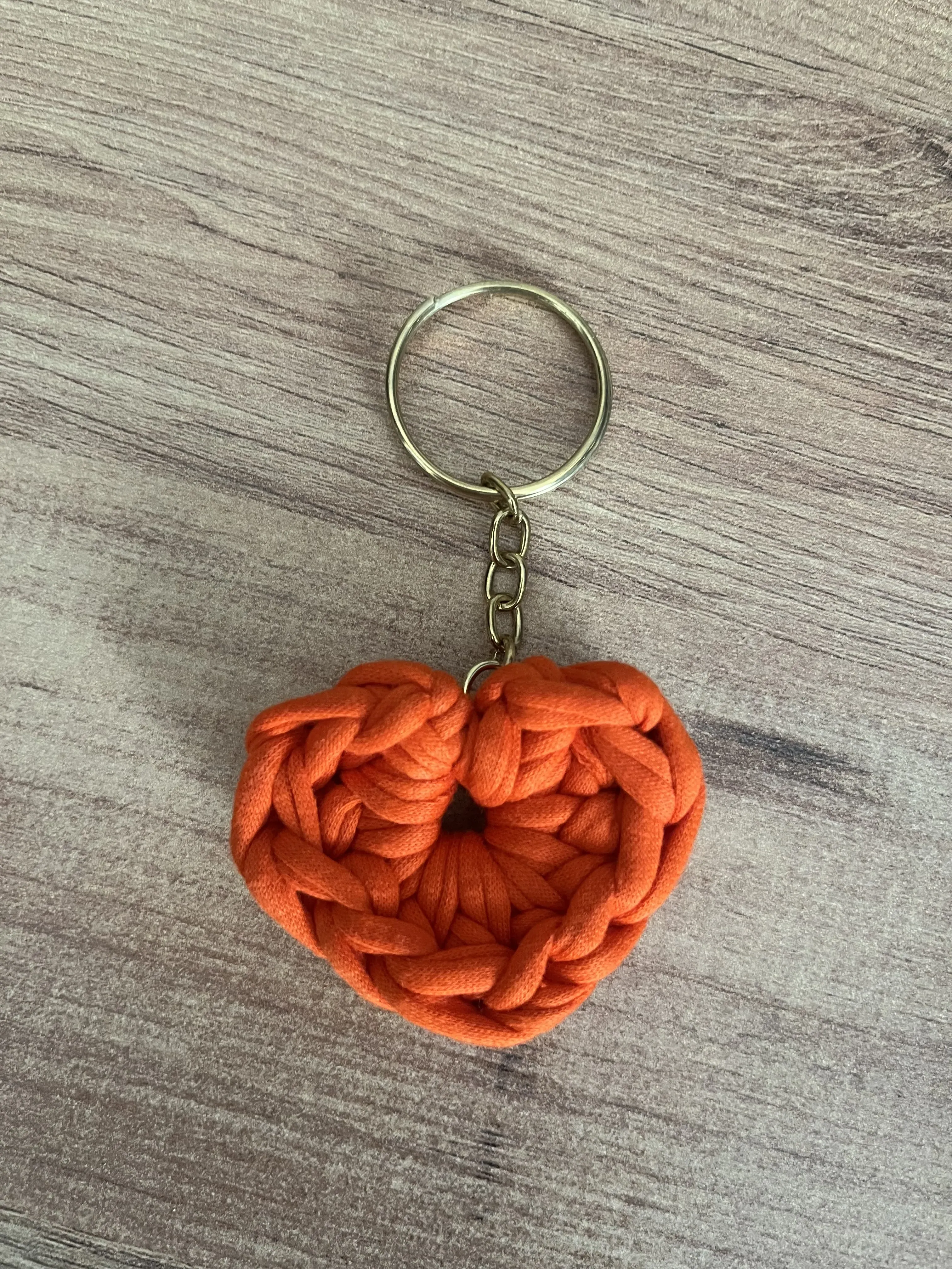 🧡 El Örgüsü Kalp Anahtarlık – Turuncu